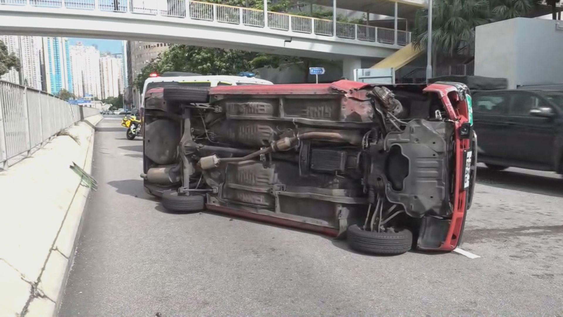 九龍灣的士失事撞壆翻側兩傷