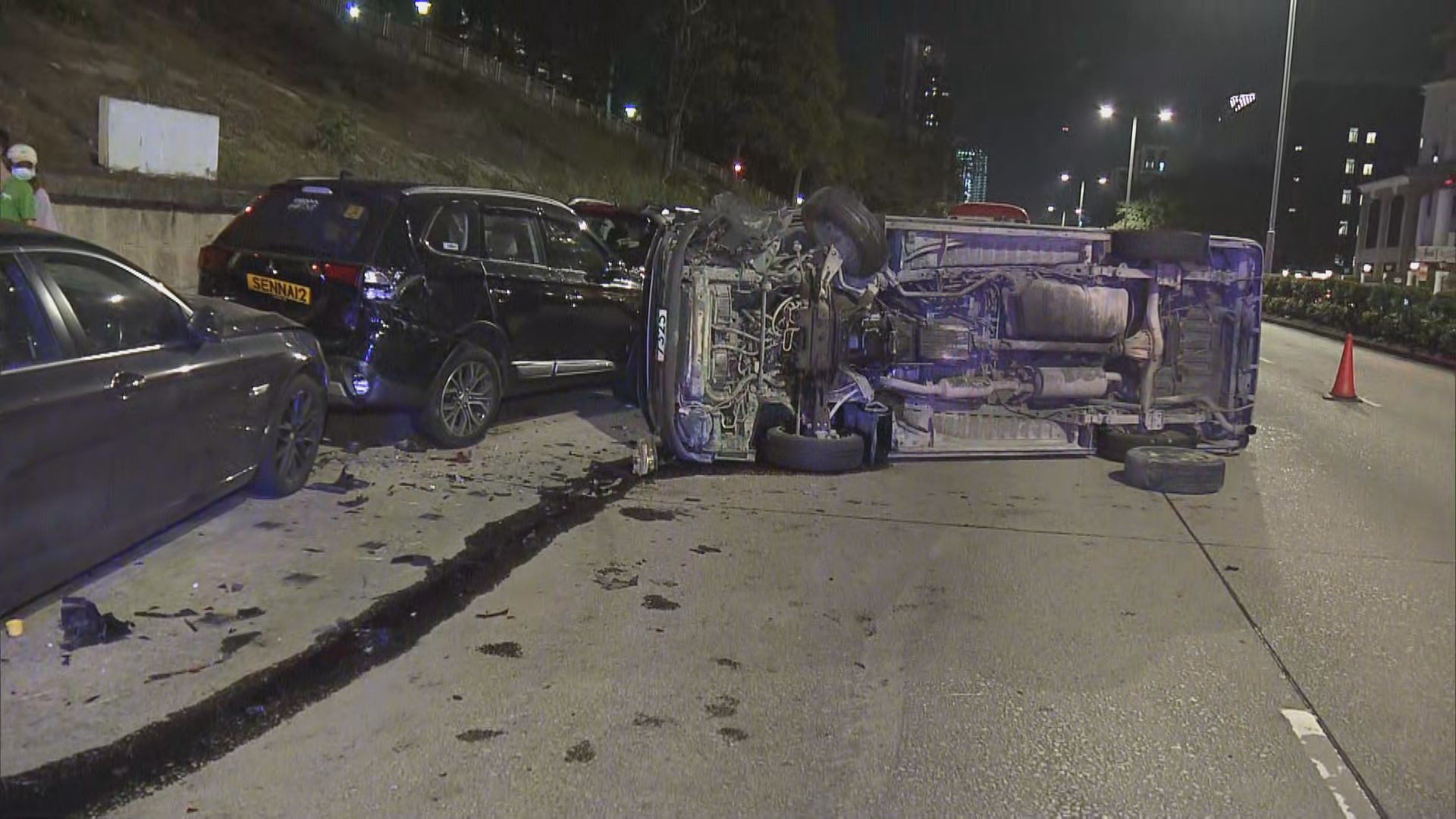 九龍城貨車撞路邊死車後翻側　無人受傷