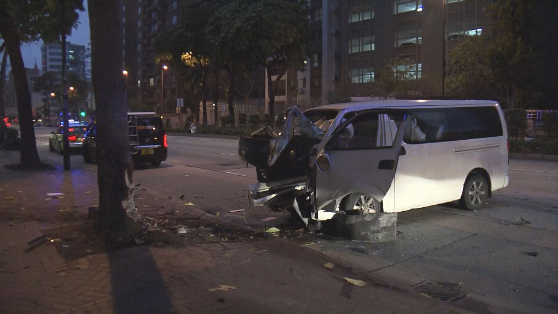 九龍城客貨車與工程車相撞兩人受傷送院