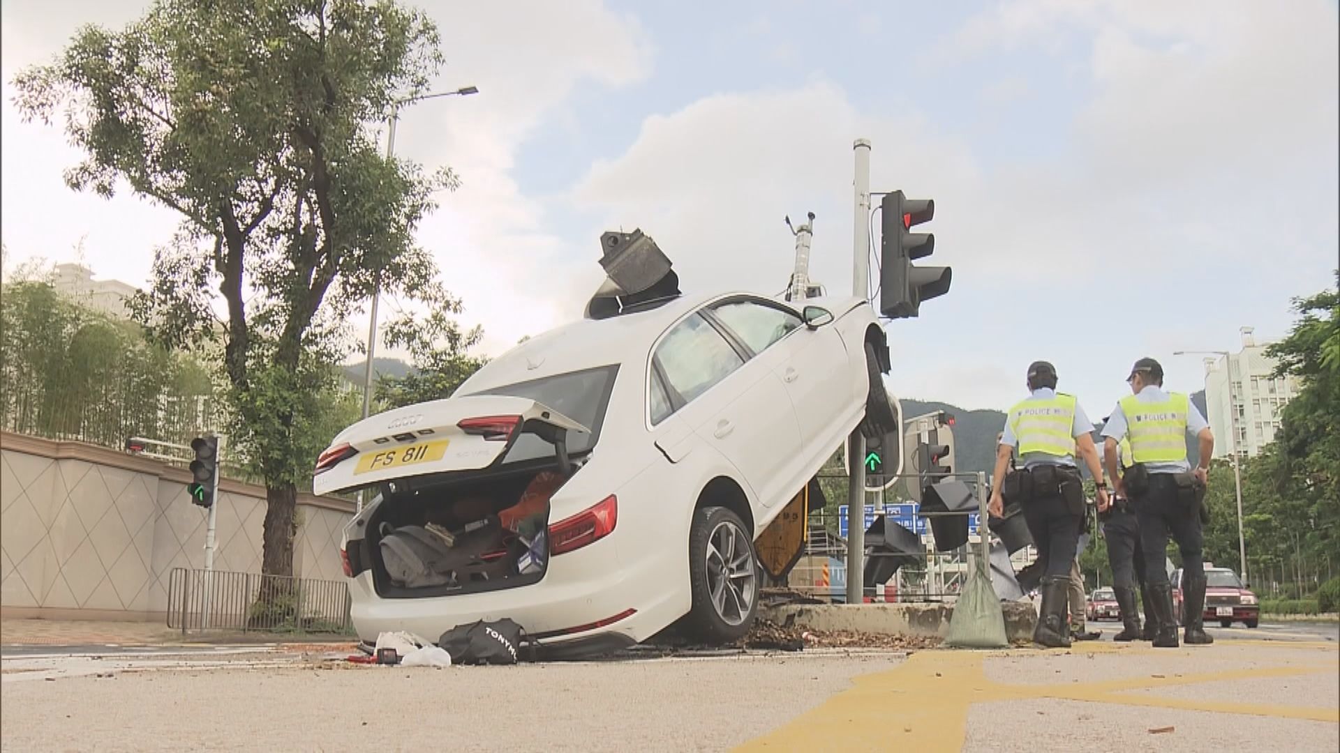九龍塘私家車失事撼欄 司機棄車逃去