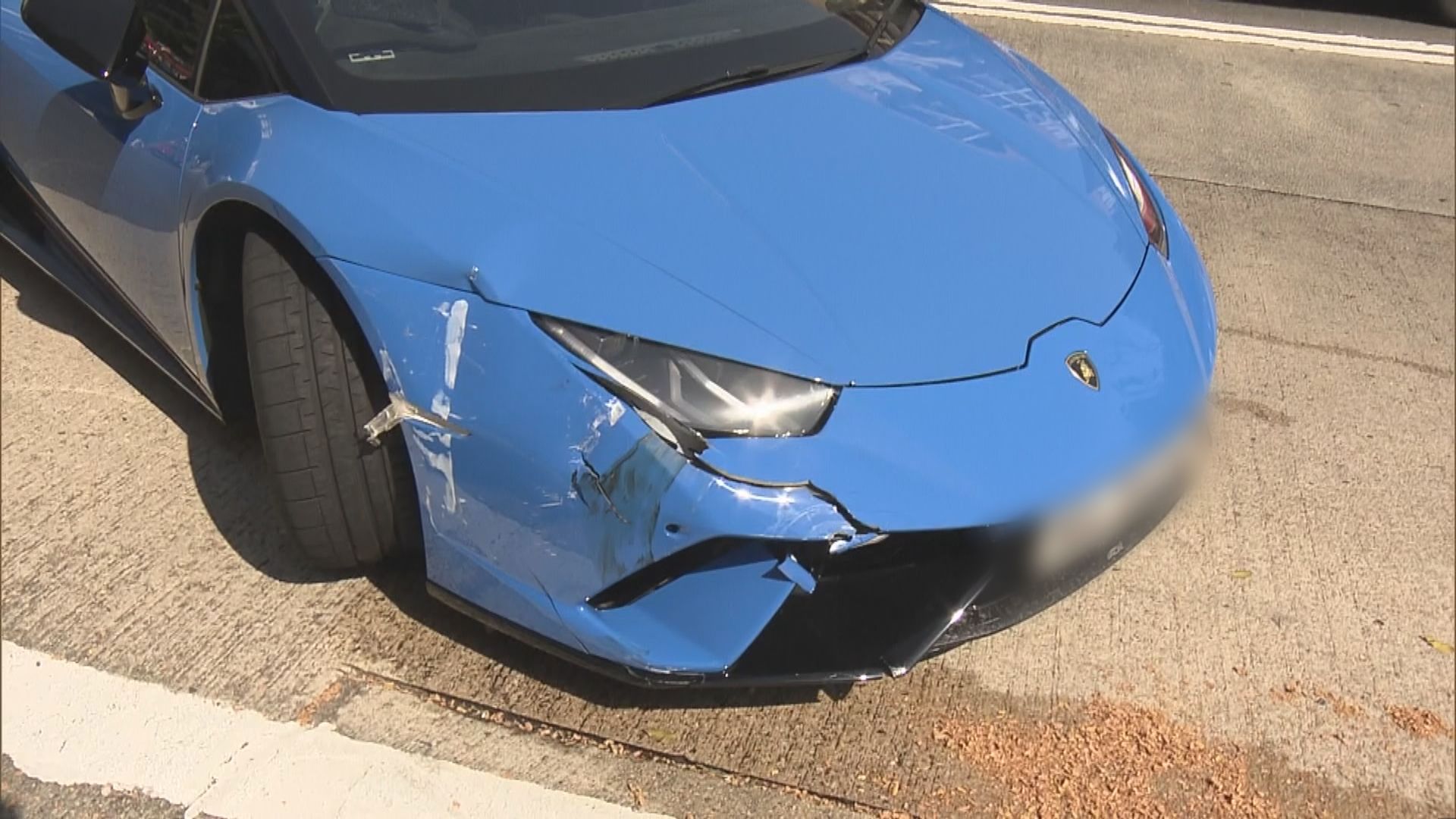 九龍塘有跑車與客貨車相撞　一人受傷