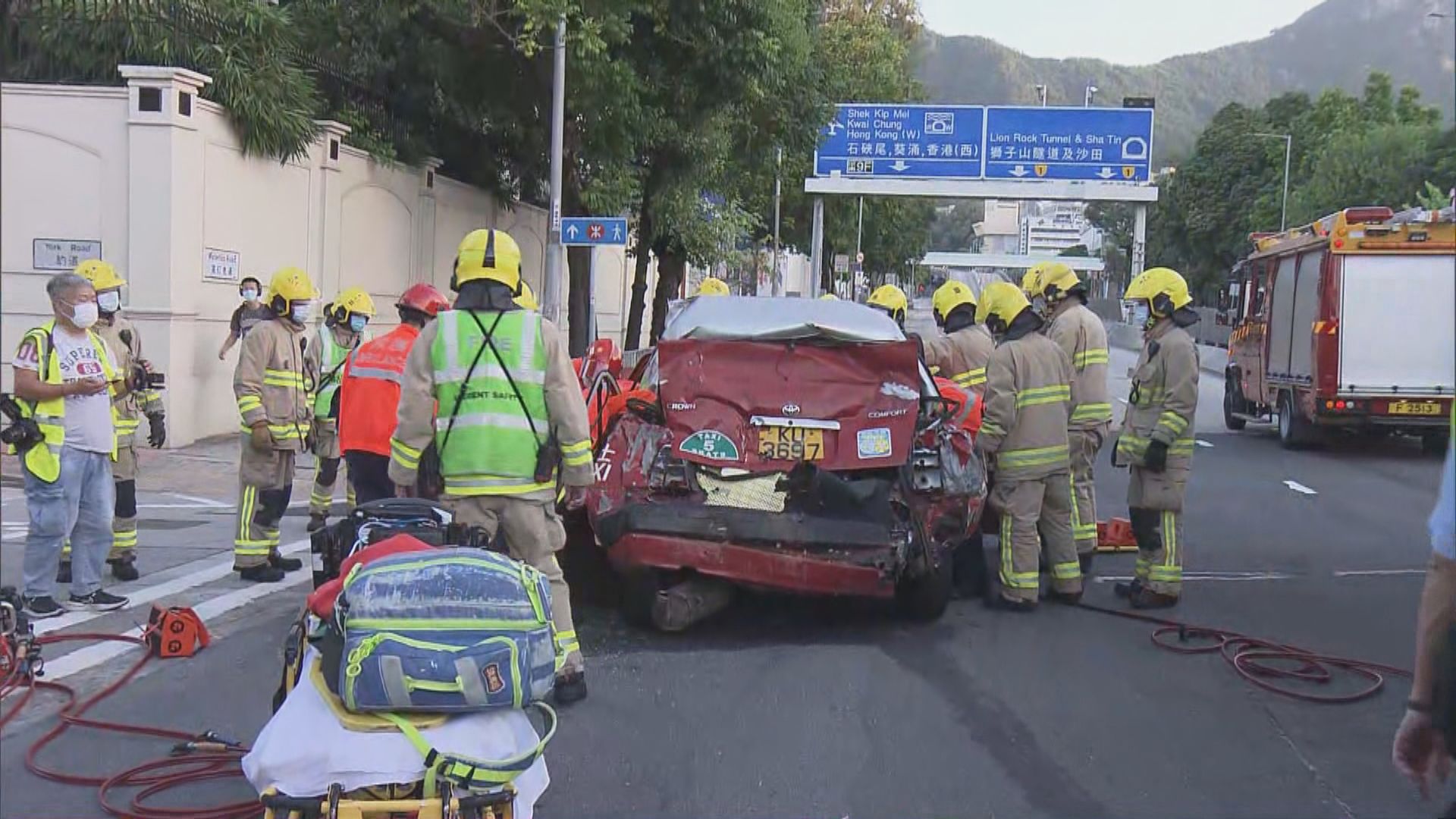 九龍塘兩車相撞的士　兩人一度被困