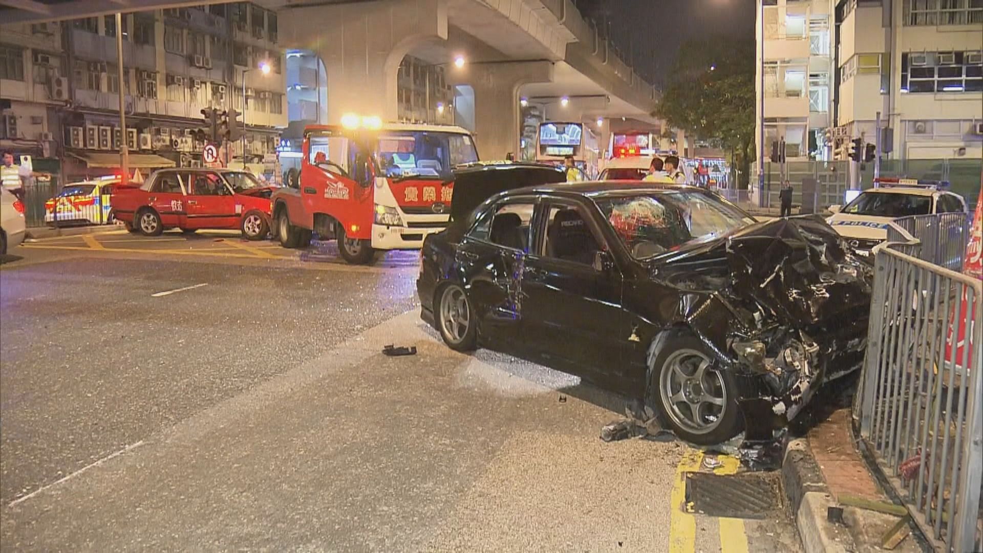 觀塘私家車與的士相撞釀兩傷