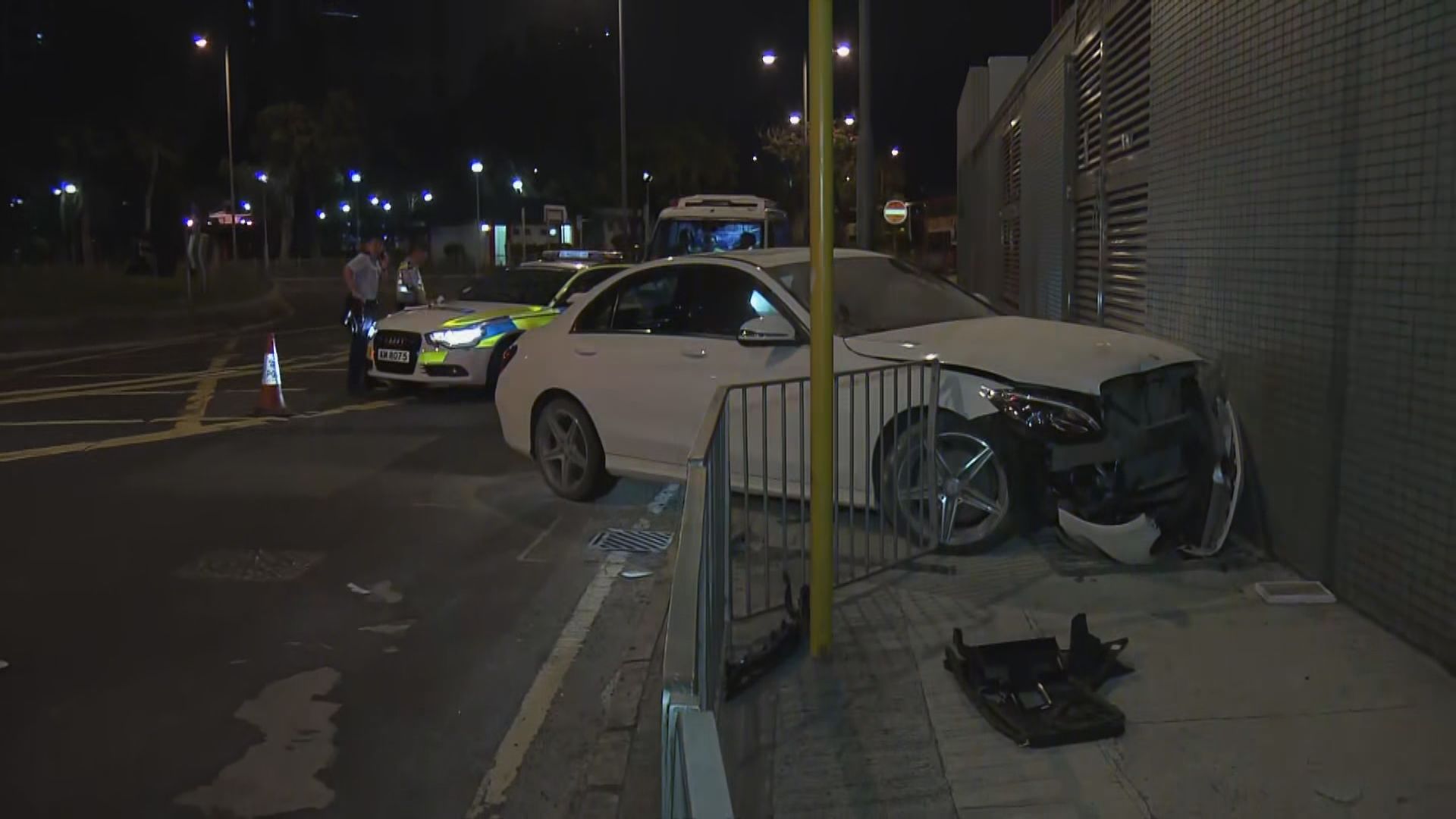 觀塘私家車剷上行人路司機送院亡