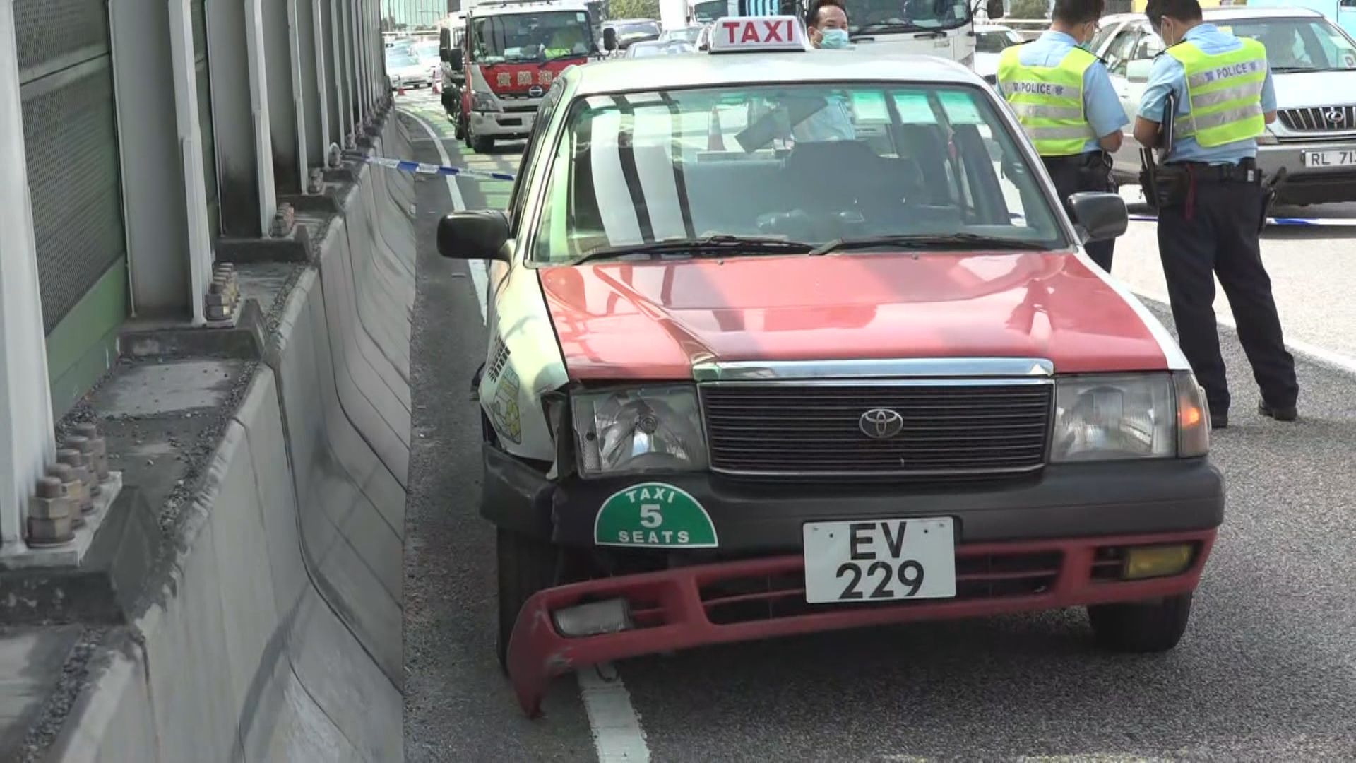 觀塘繞道一的士失事撞壆司機死亡