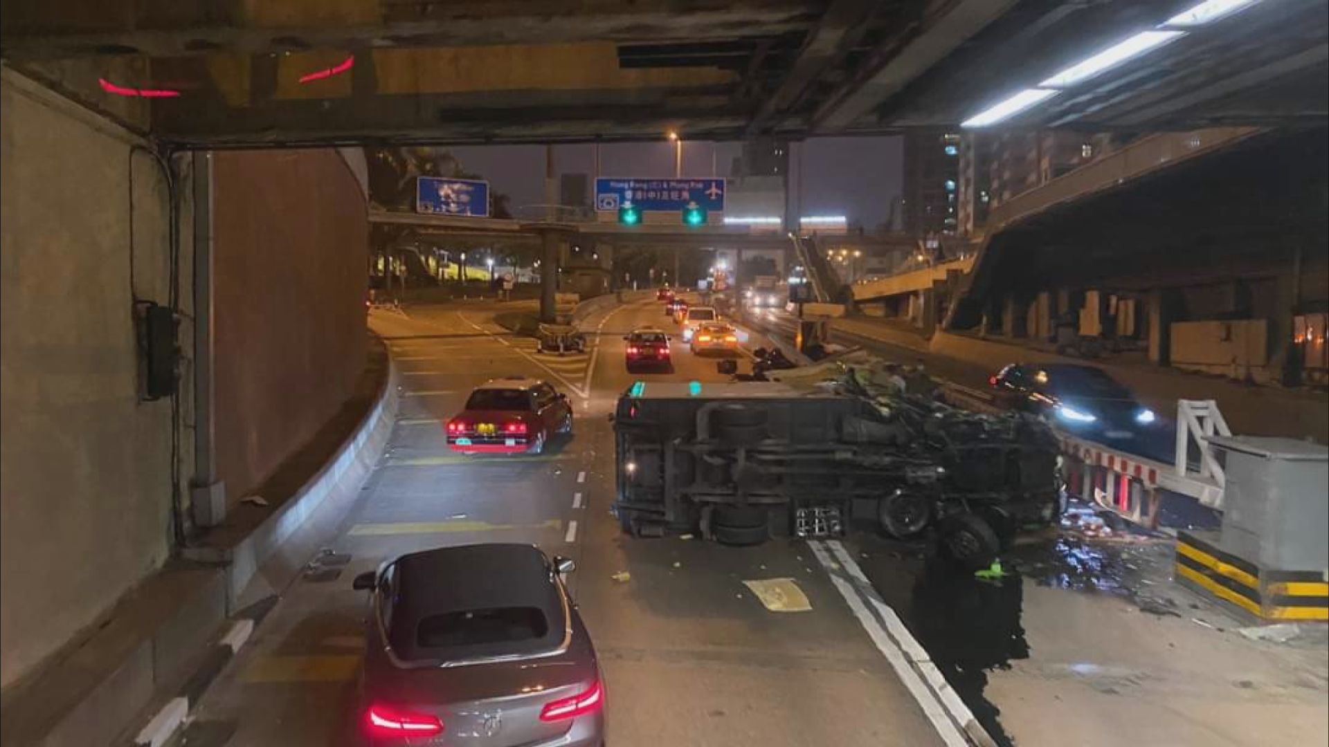 啟德隧道往尖沙咀方向有輕型貨車翻側