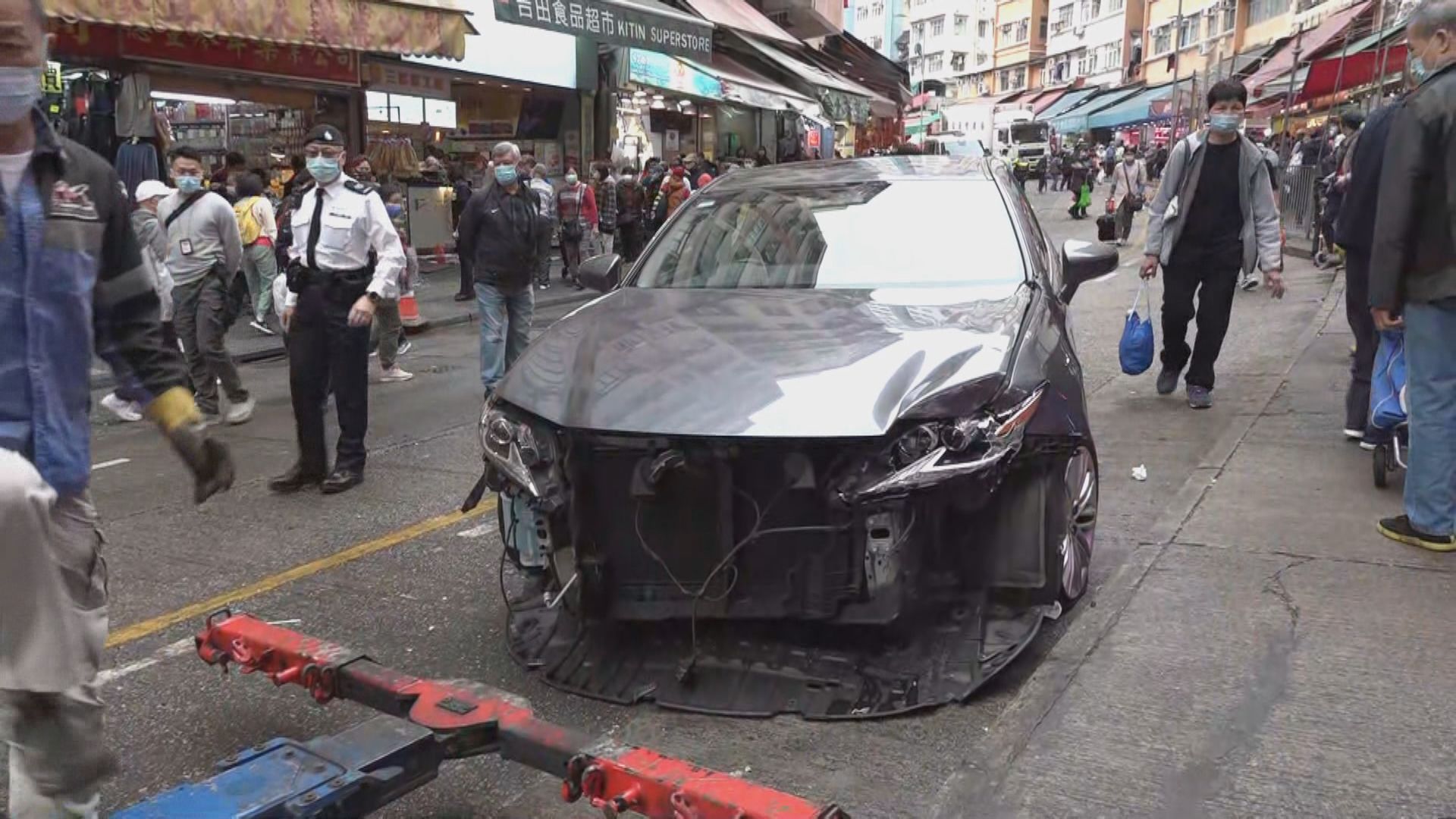 觀塘瑞和街私家車溜前四人傷
