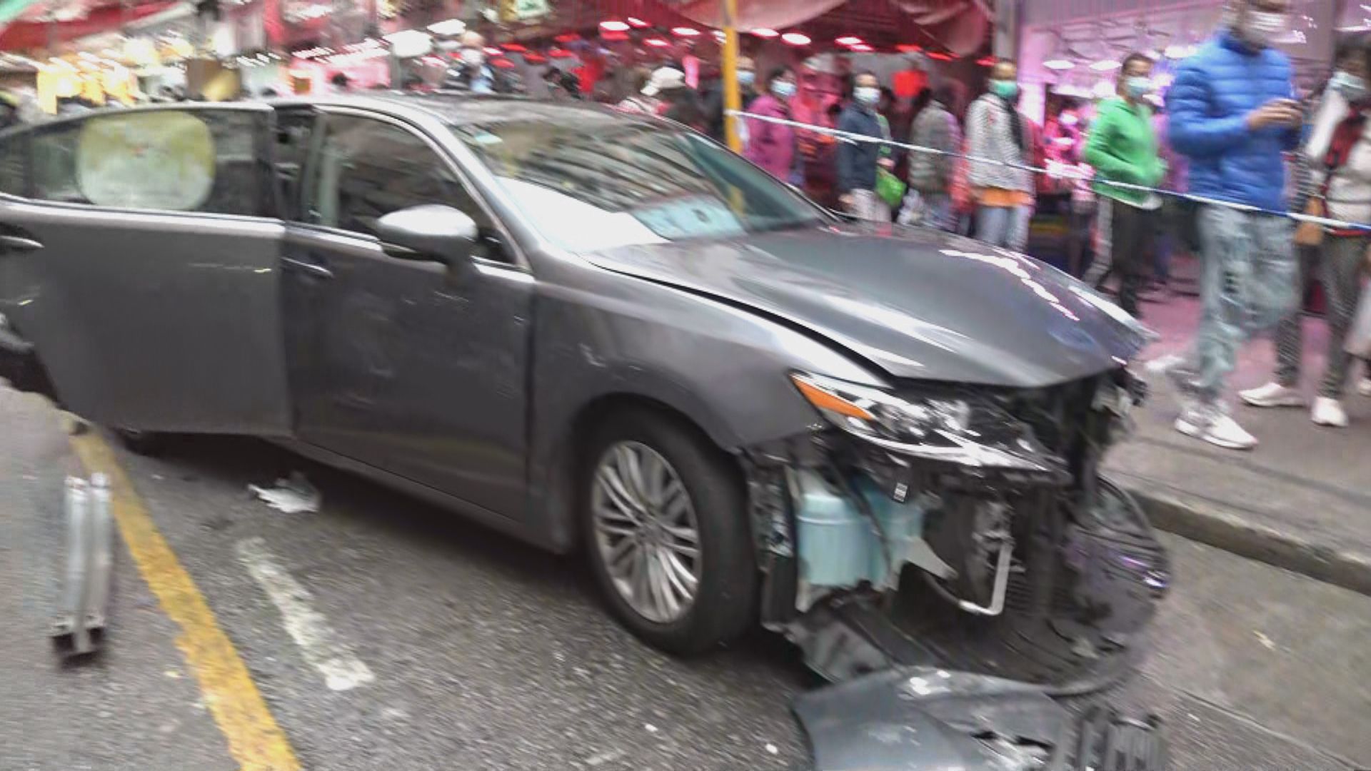 觀塘瑞和街私家車疑無拉手掣撞毀店舖及撞傷三人