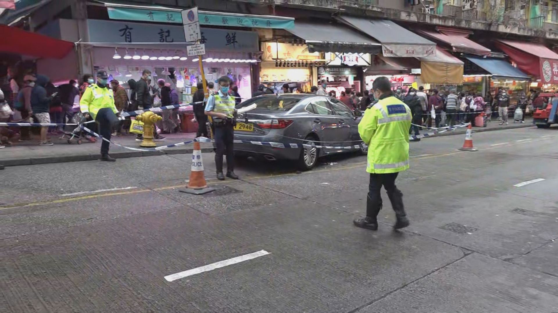 觀塘瑞和街私家車疑無拉手掣撞傷三人　司機報稱不適一併送院