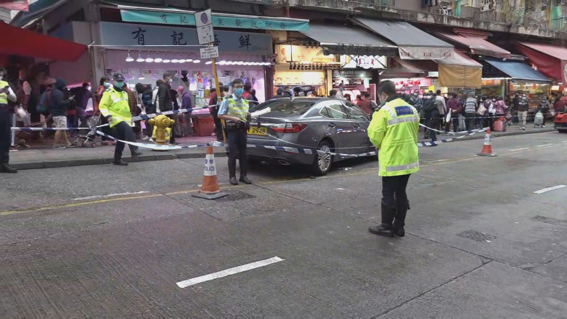 觀塘瑞和街私家車倒車停泊失控撞毀店舖三人傷