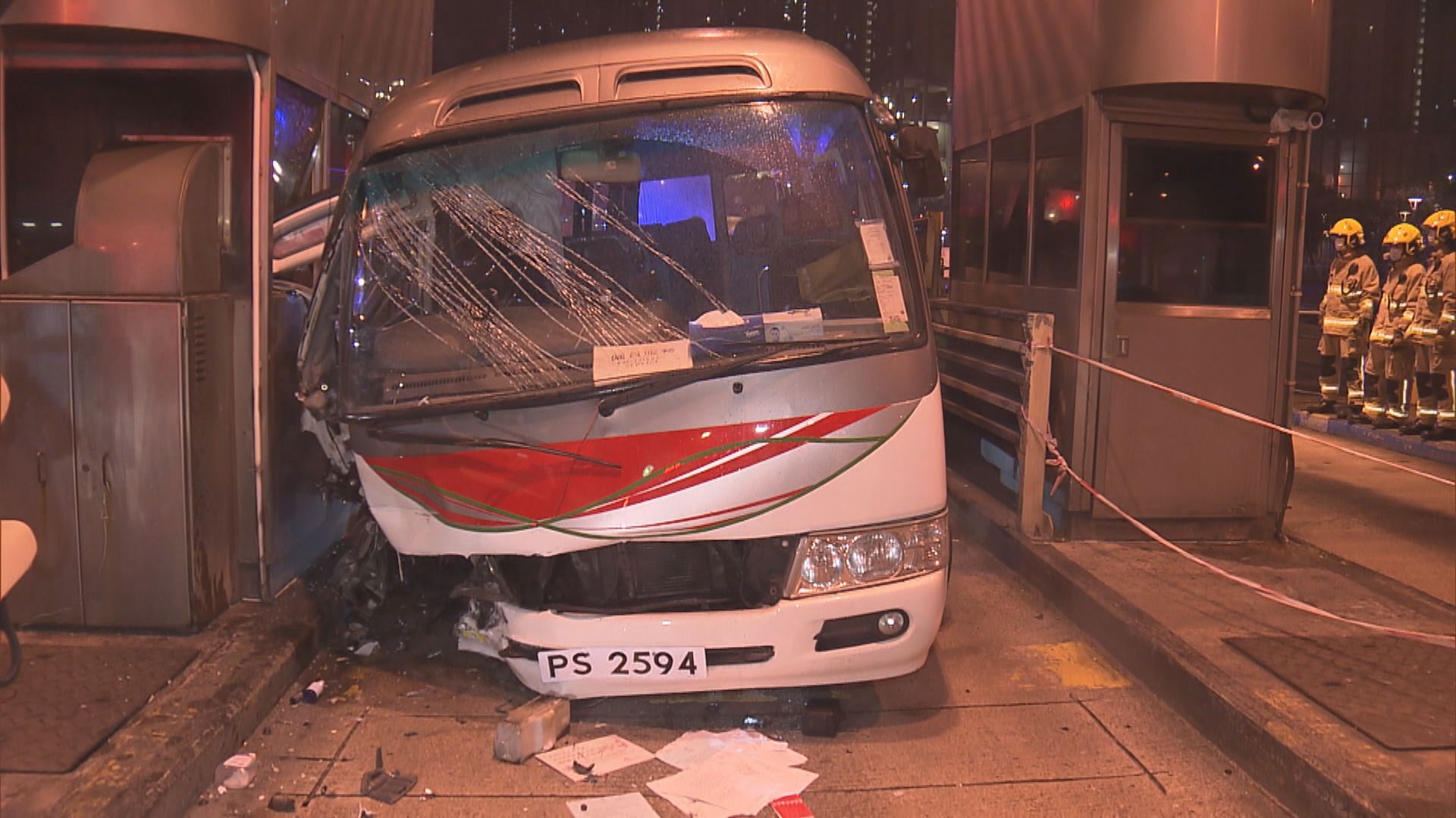 私家小巴失控撞東隧收費亭三人傷