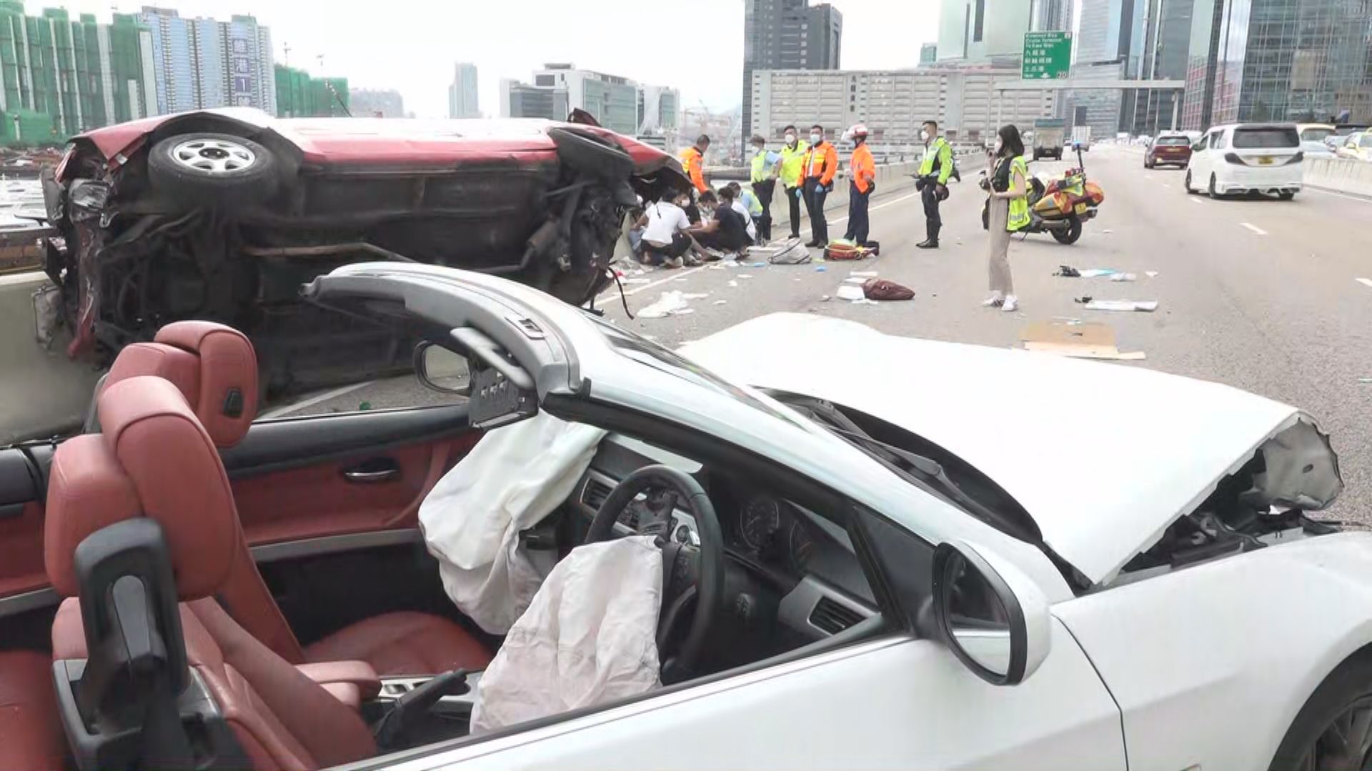 觀塘繞道私家車與的士相撞　四人輕傷