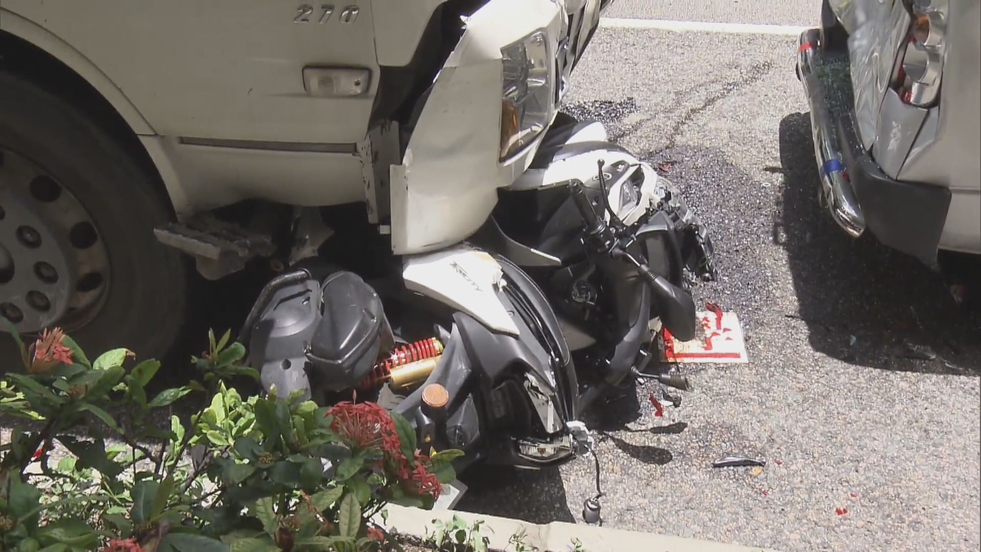 觀塘道三輪車捲貨車底　一死一傷