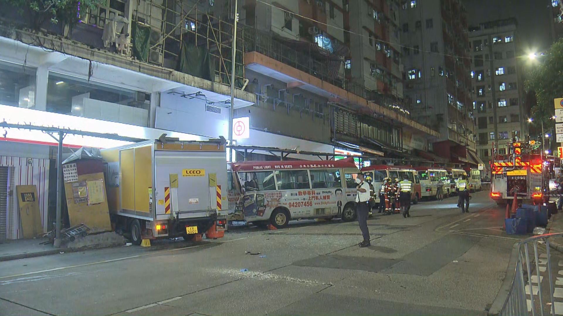 觀塘有貨車撼小巴再撞店舖釀5傷　其中五旬男途人送院亡