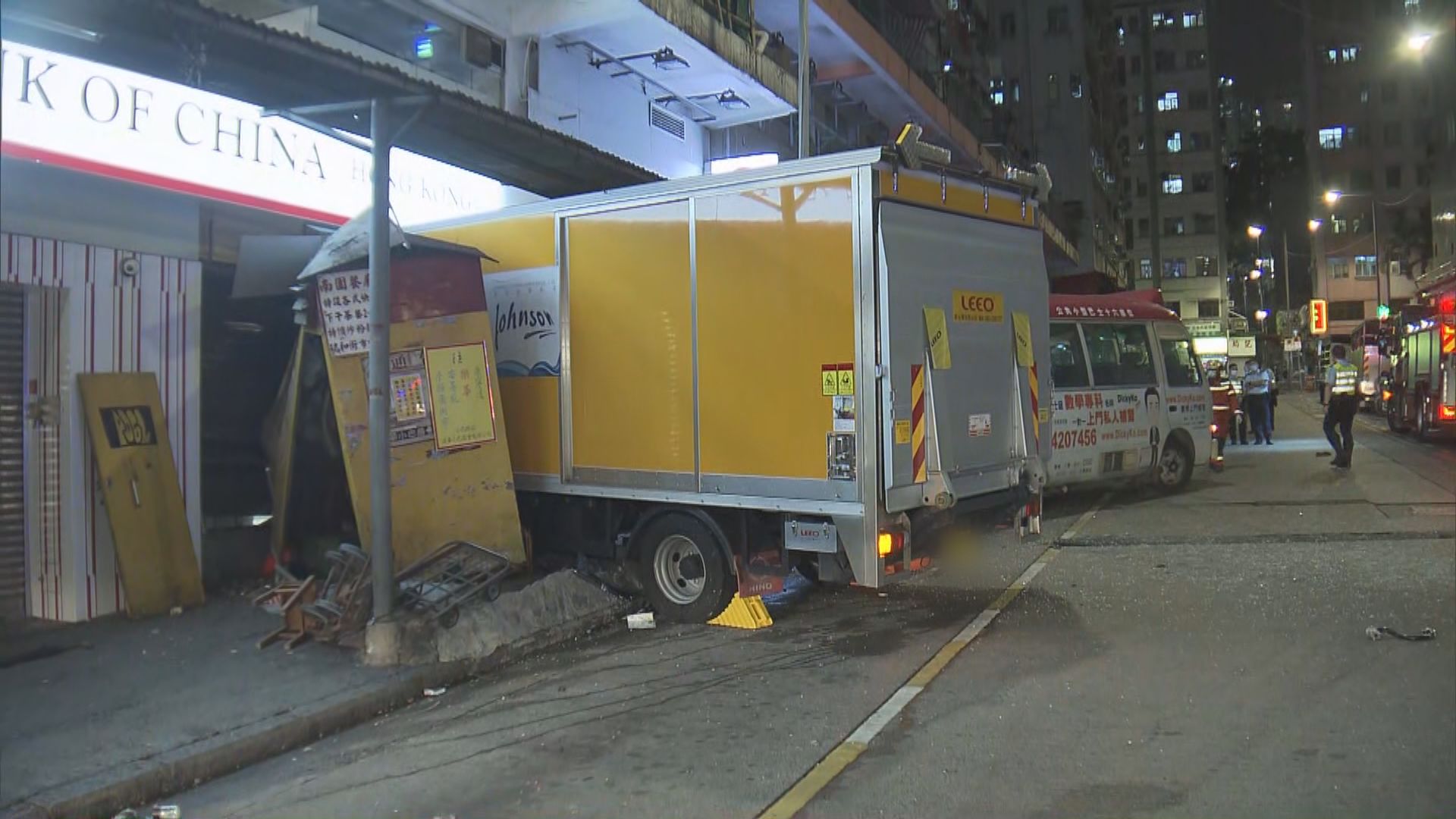 觀塘有貨車撞毀5車再衝入銀行　釀一死五傷