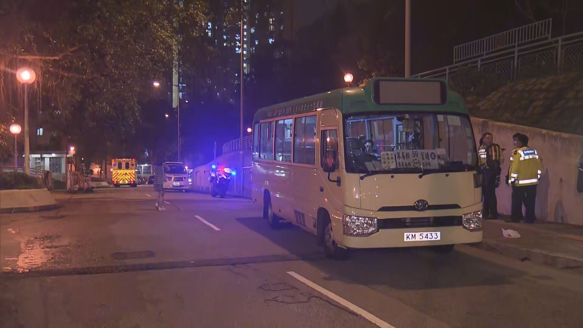 觀塘男子遭小巴撞倒捲車底　清醒送院