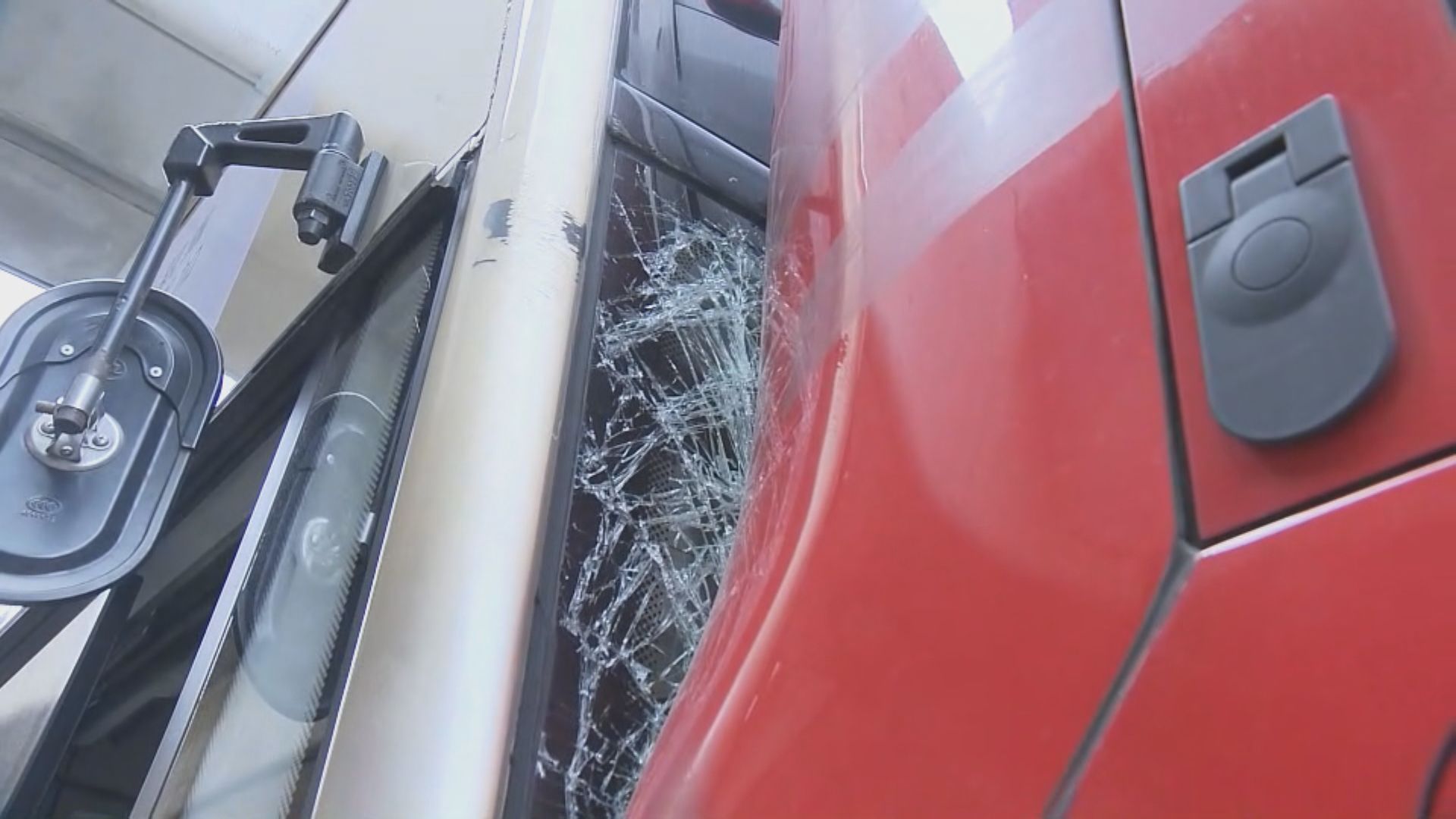 觀塘道兩九巴頭尾相撞 10人輕傷