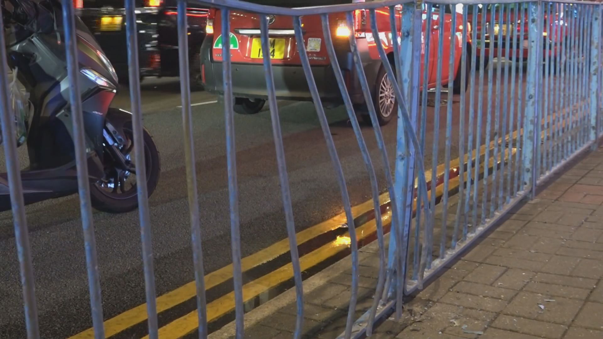 觀塘私家車拒查連撞3車逃去　一人受傷送院