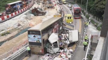 藍田巴士與貨車相撞迎頭相撞釀13傷　連德道一度全線封閉
