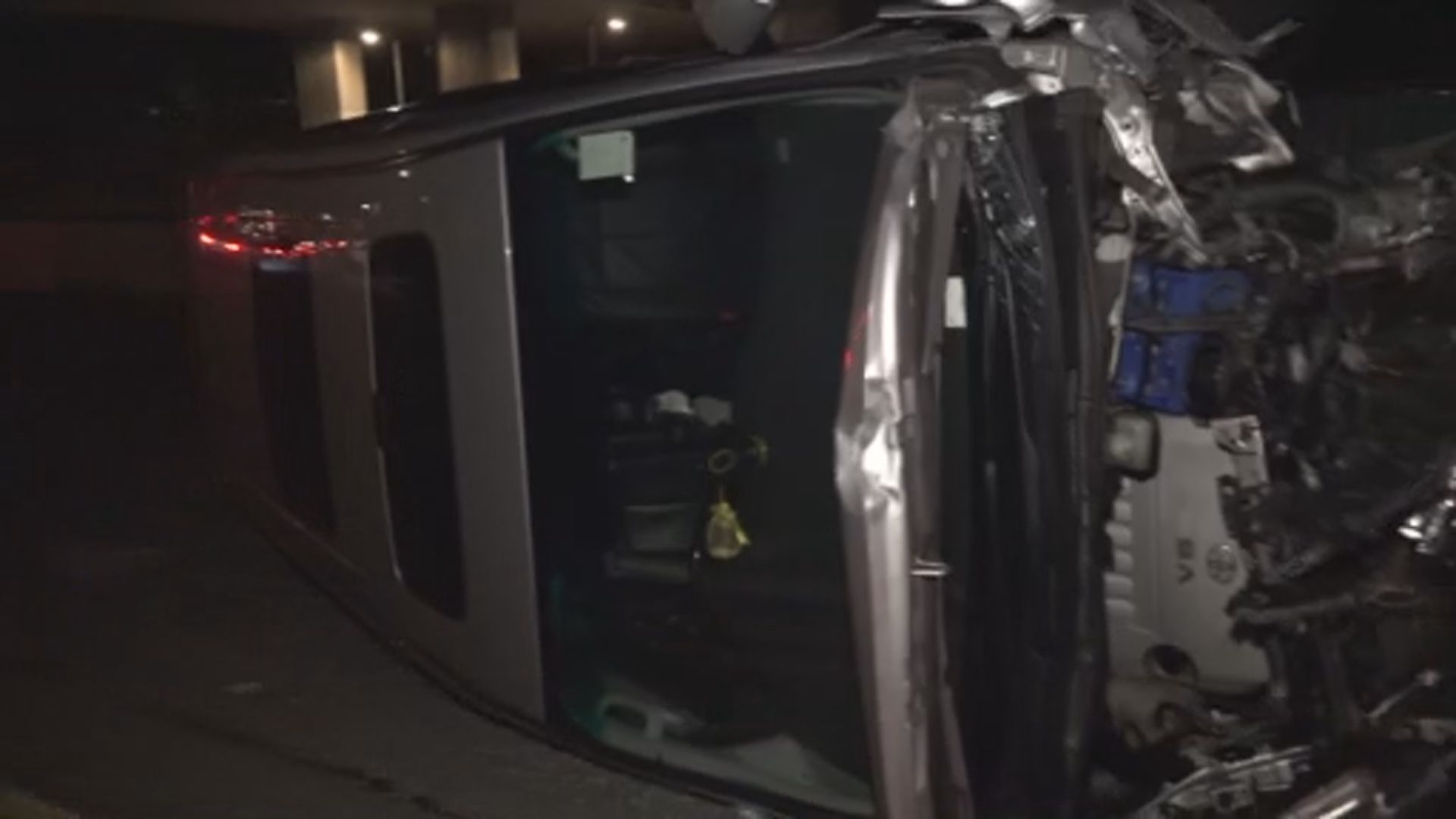 青山公路七人車　失控撞鐵欄及電箱