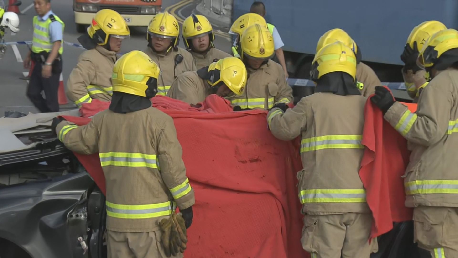藍田交匯處嚴重車禍五人傷 司機被困昏迷