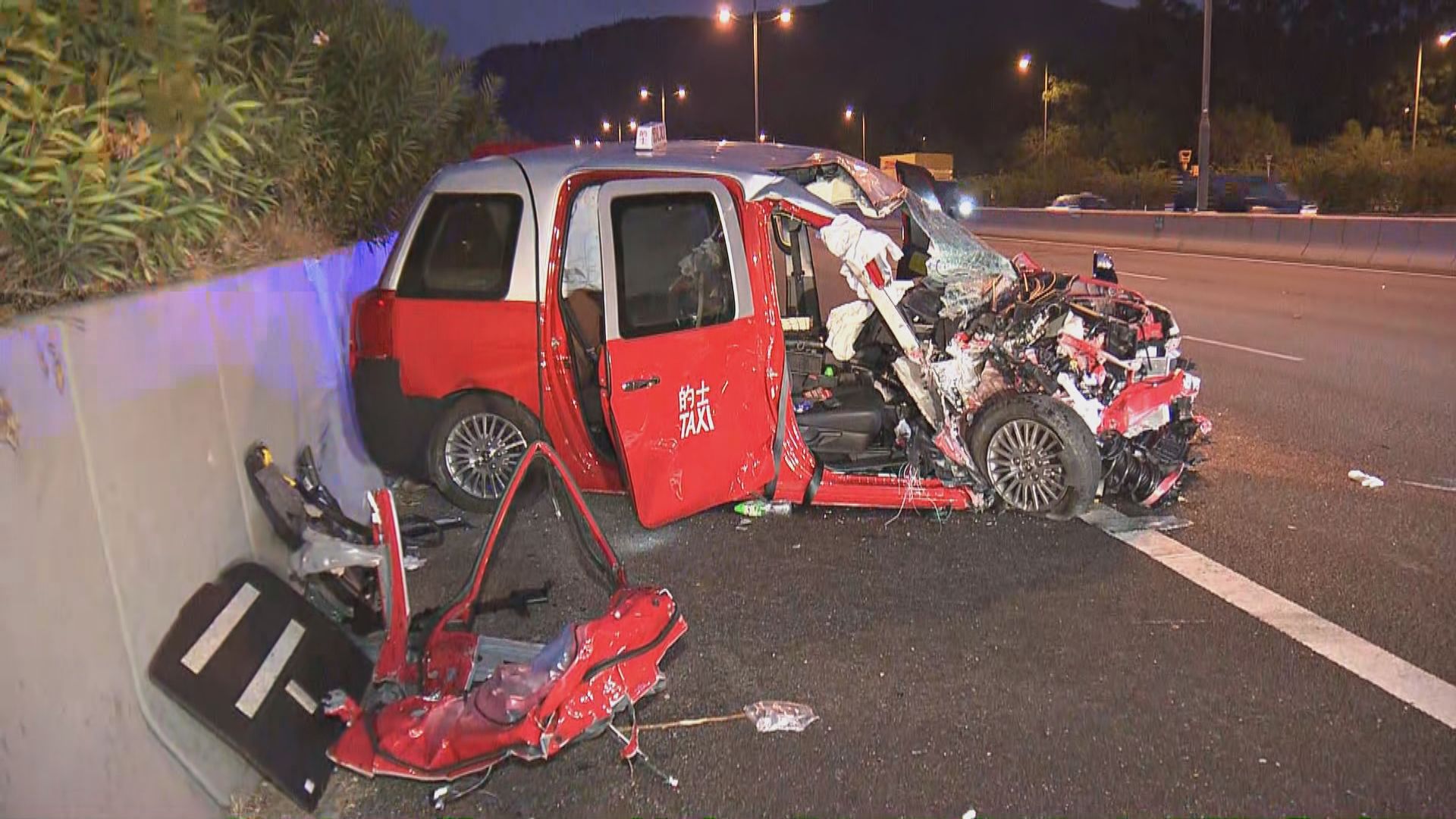 大嶼山有的士撞工程車至少兩傷