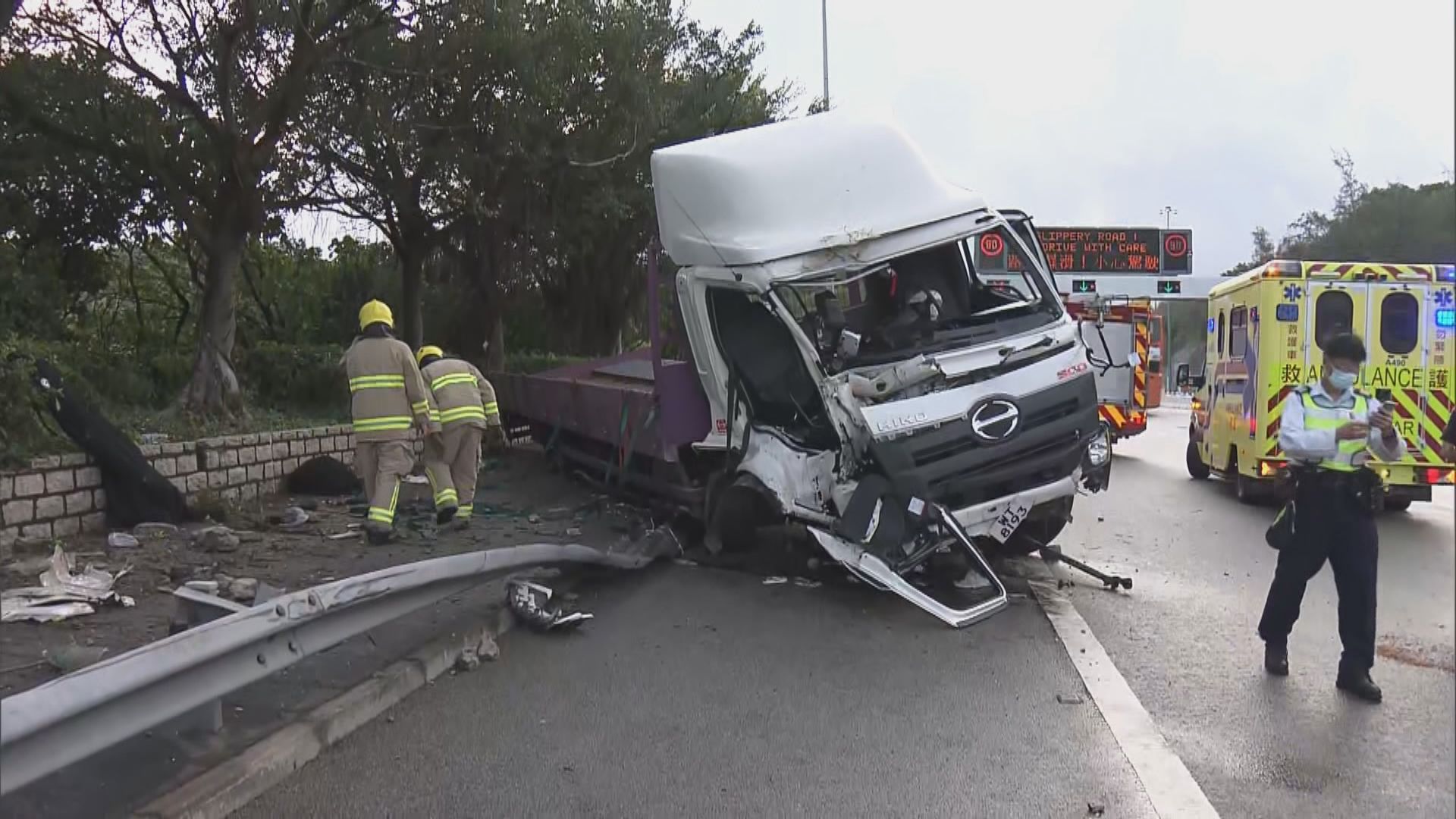 北大嶼山公路貨車撞欄司機傷