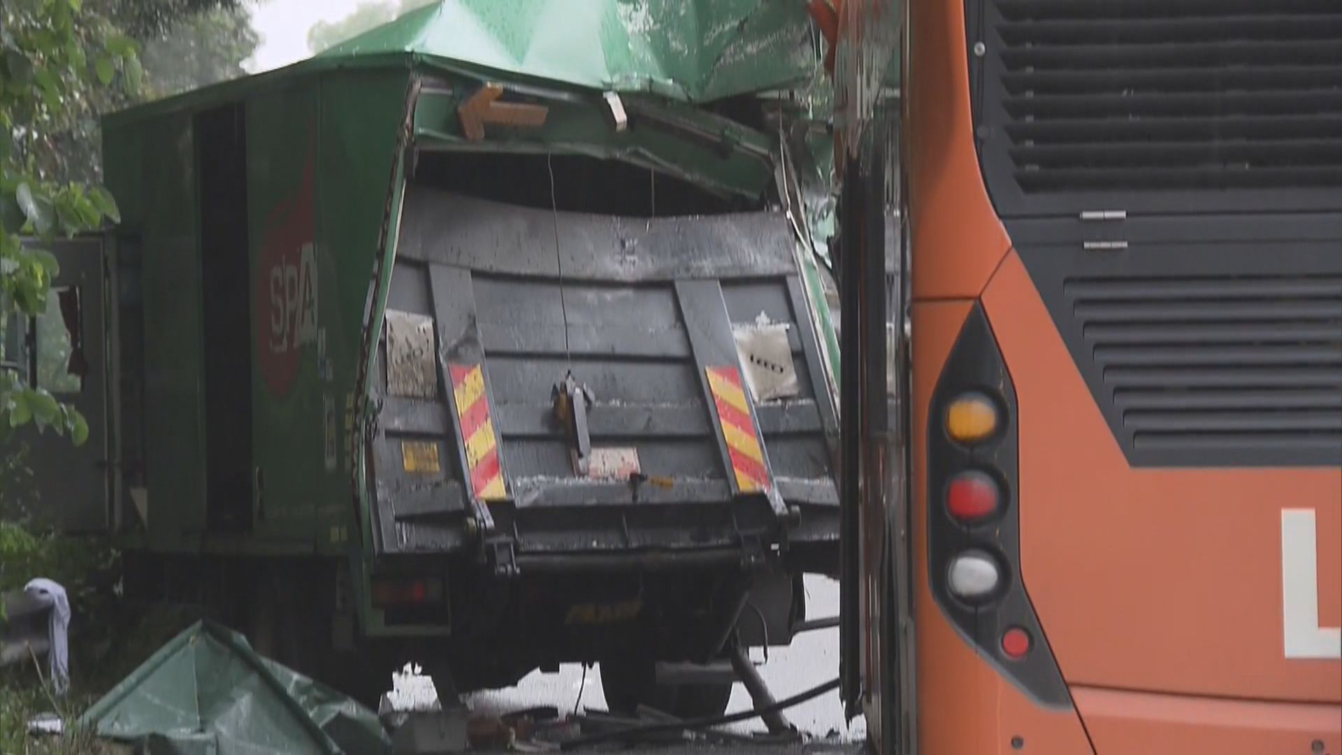 東涌致命交通意外一死十一傷　消息稱巴士疑收掣不及肇禍   