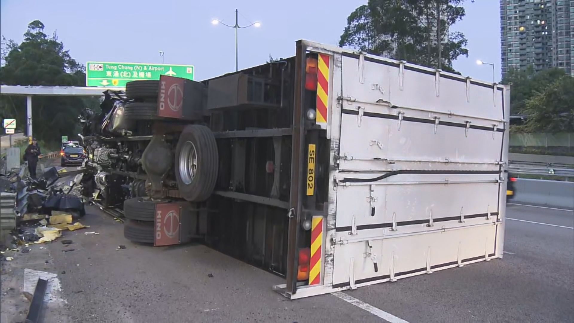 北大嶼山公路貨車翻側 司機一度被困