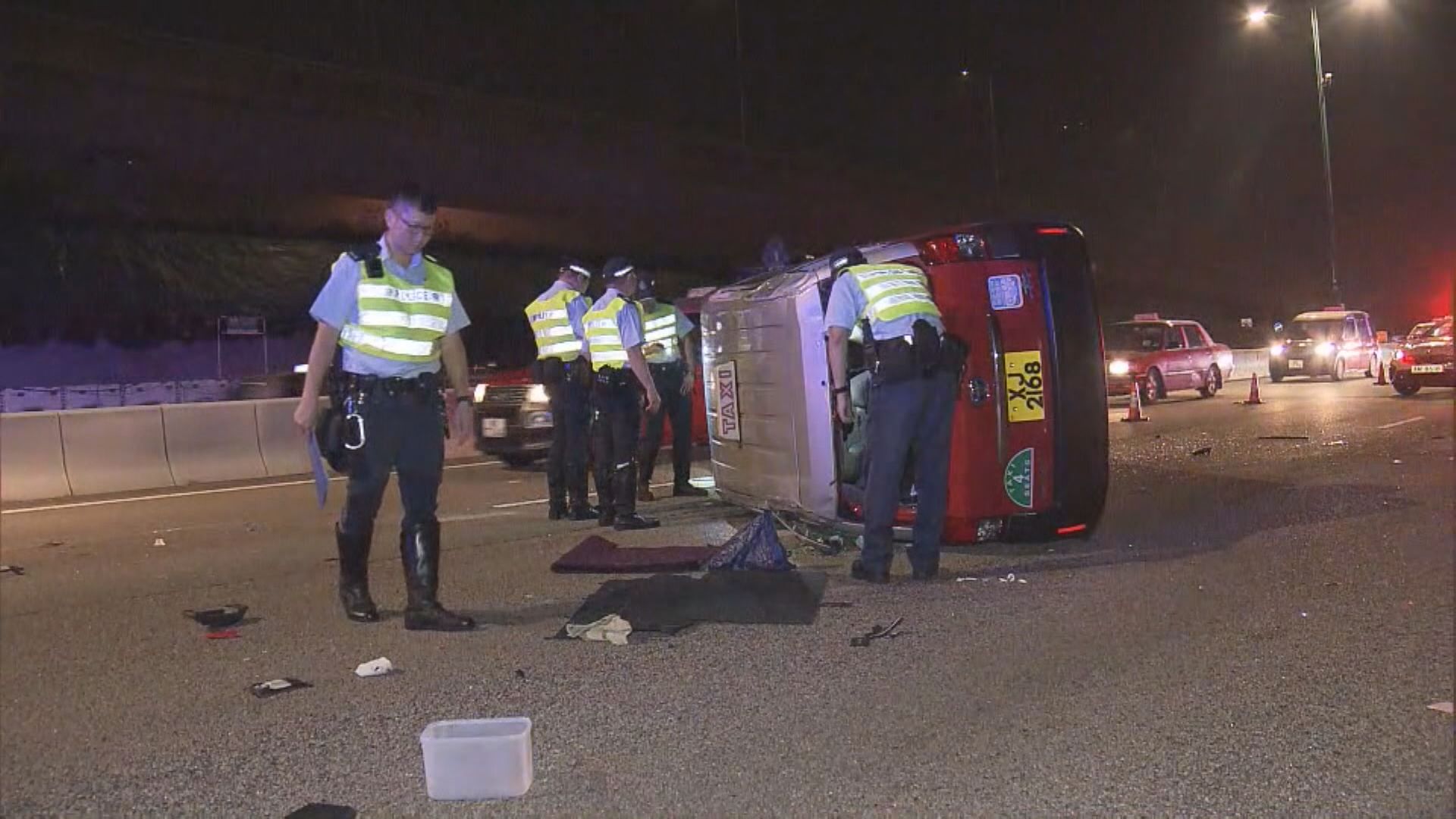 北大嶼山公路的士失事兩人受傷