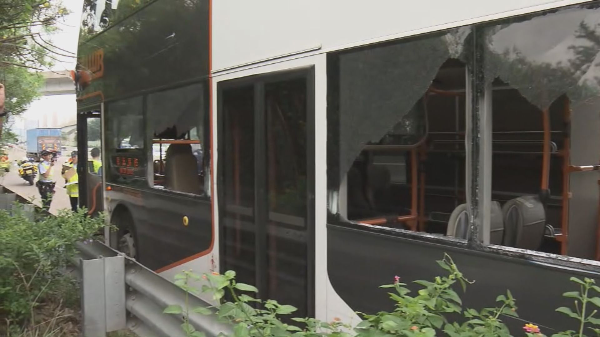 北大嶼山公路巴士與工程車相撞 9人傷