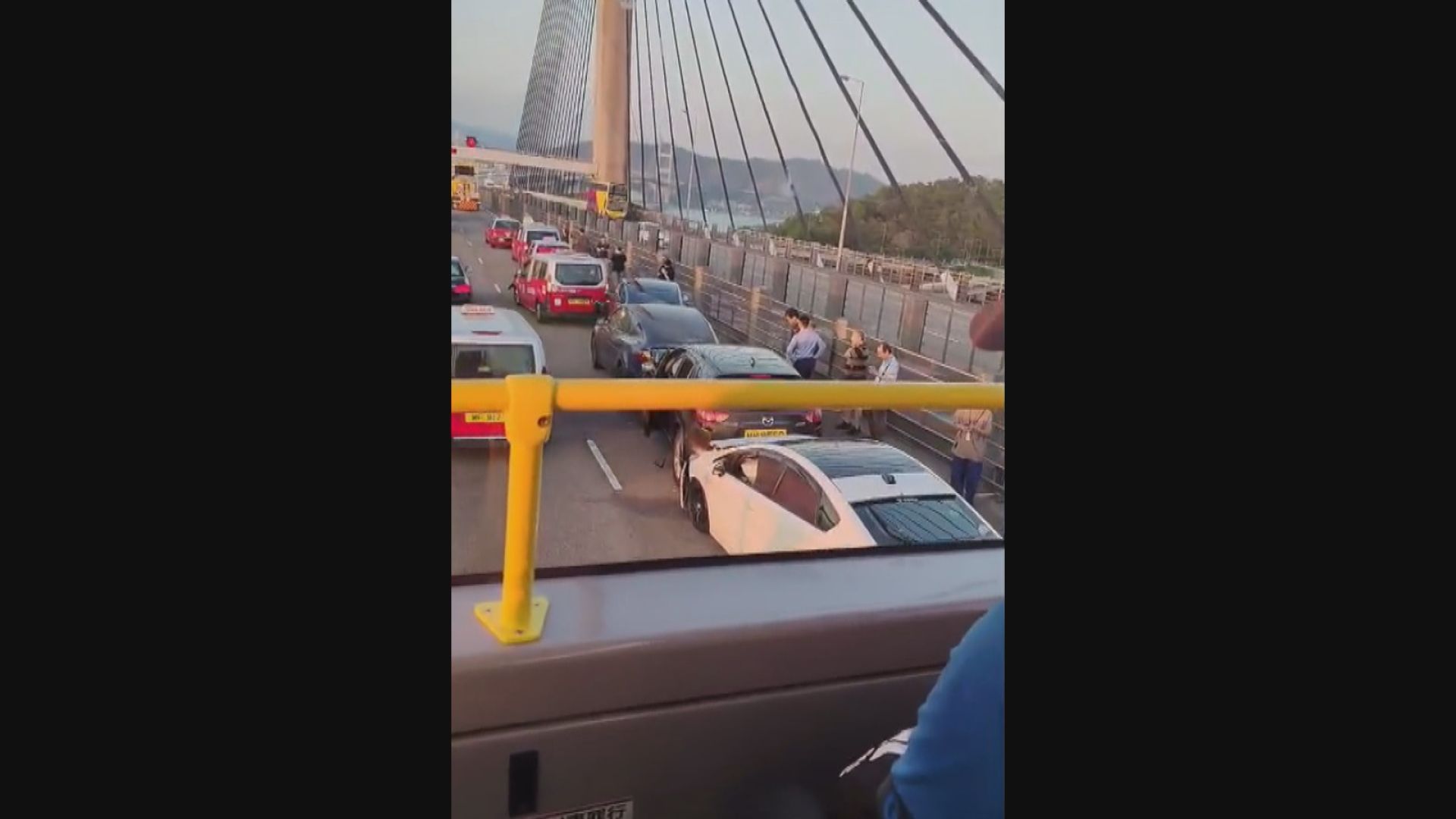 汲水門大橋9車相撞12人輕傷