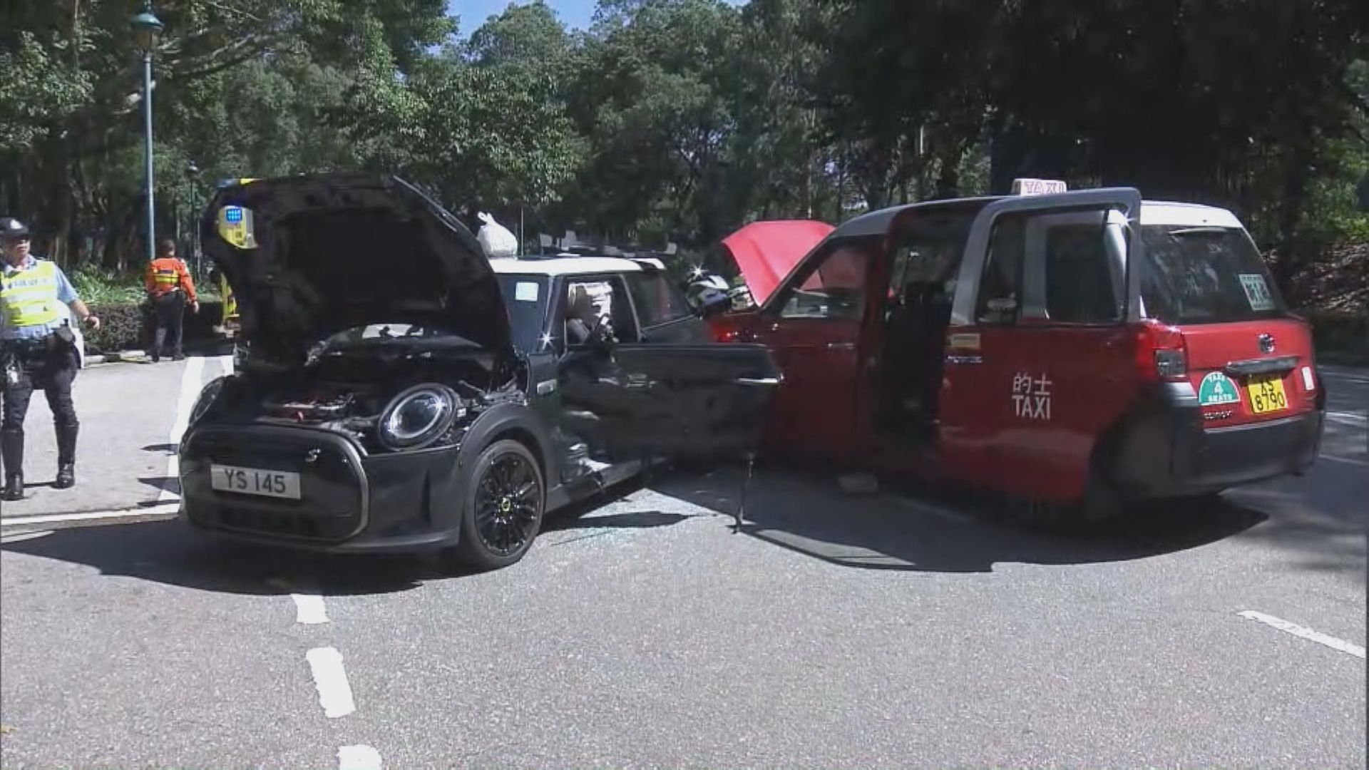 迪士尼神奇道私家車與的士相撞9人傷