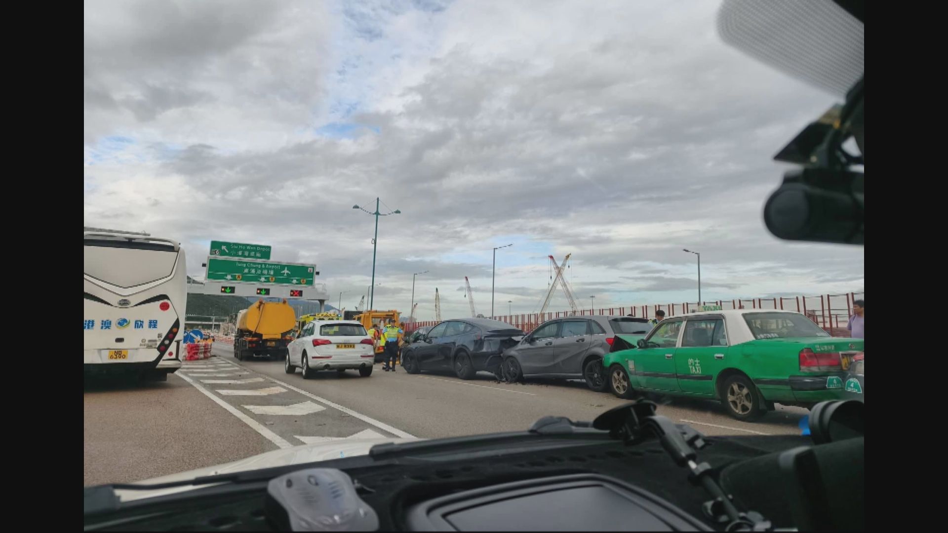 北大嶼山公路一朝8宗車禍　車隊的士從後猛撞前車
