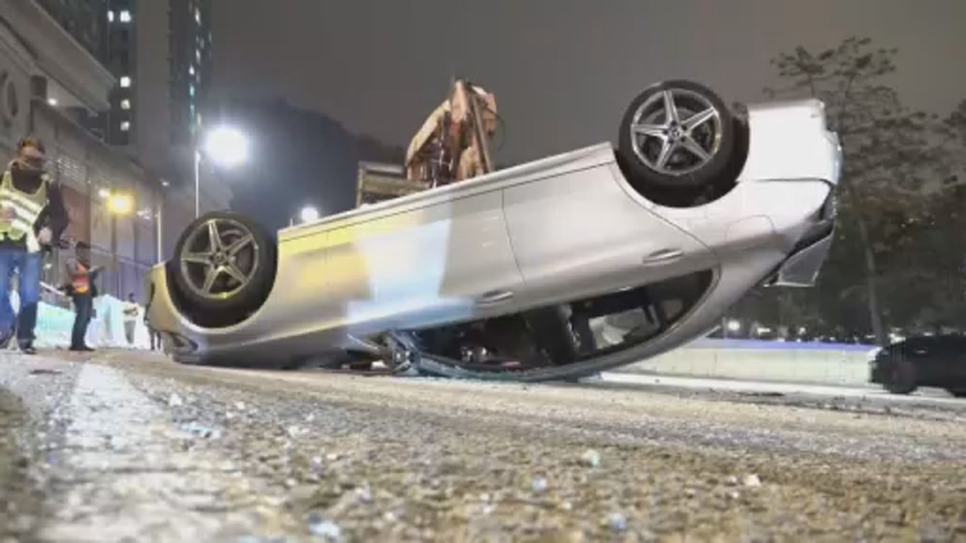 呈祥道私家車壞車停駛　遭貨車撞至翻轉三傷