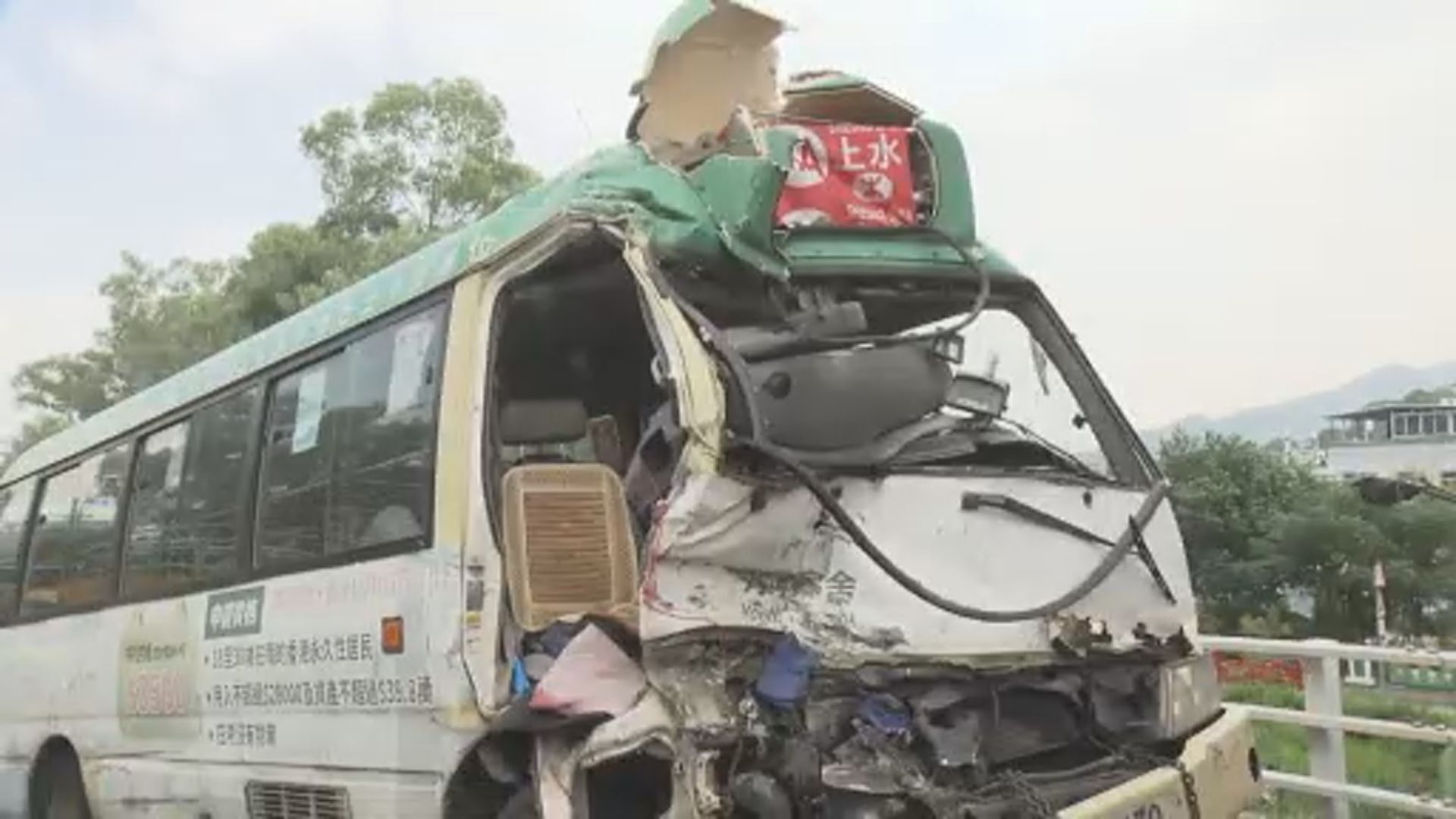 新田公路貨車及小巴相撞　20人受傷