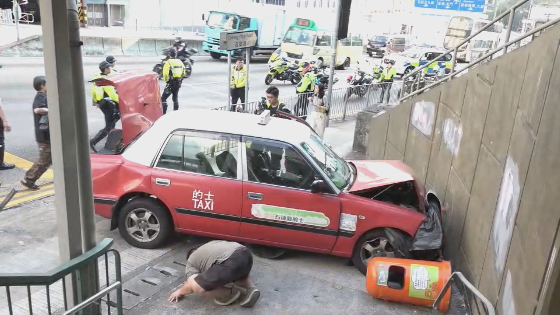 葵涌和宜合道兩車相撞兩人傷