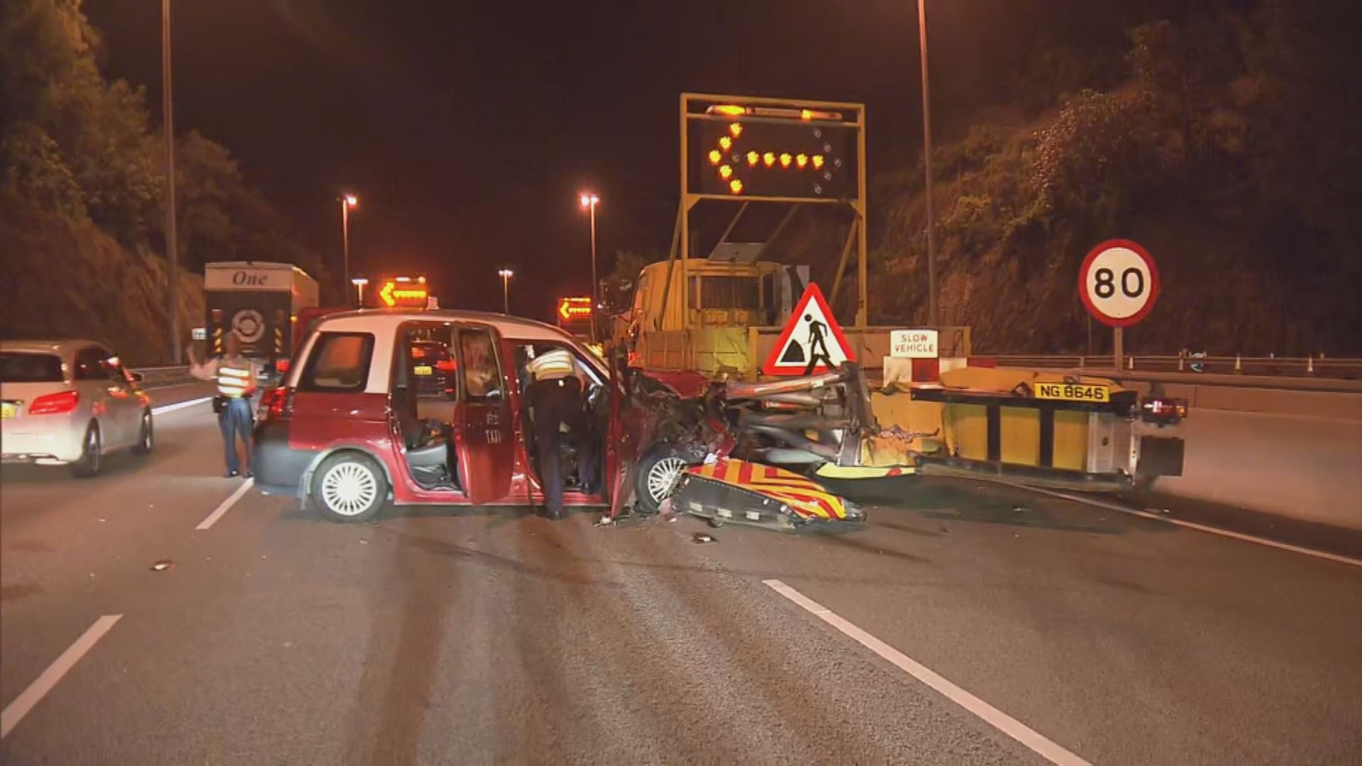 北大嶼山公路的士撞工程車車尾 2人受傷送院