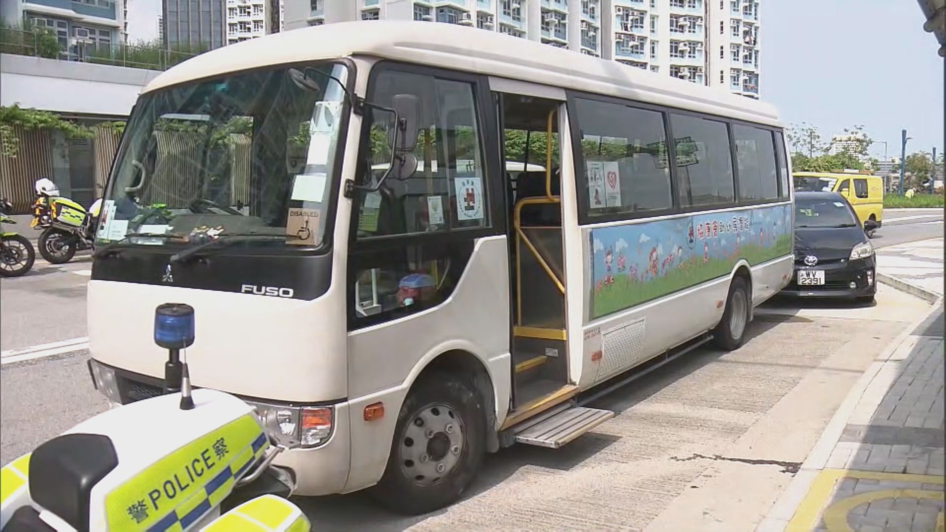東涌校巴及私家車相撞　8名學童及保母受傷送院