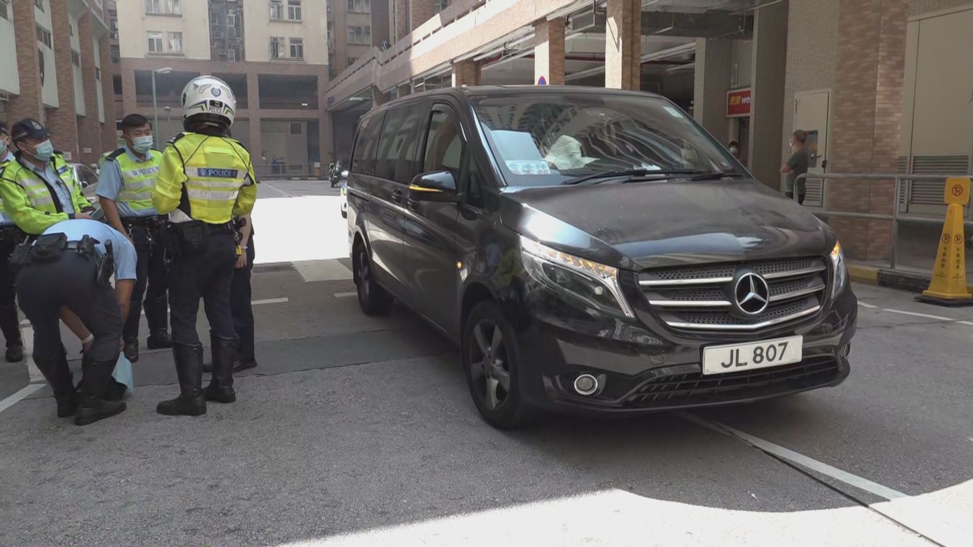 美孚老婦被客貨車撞倒　司機被捕