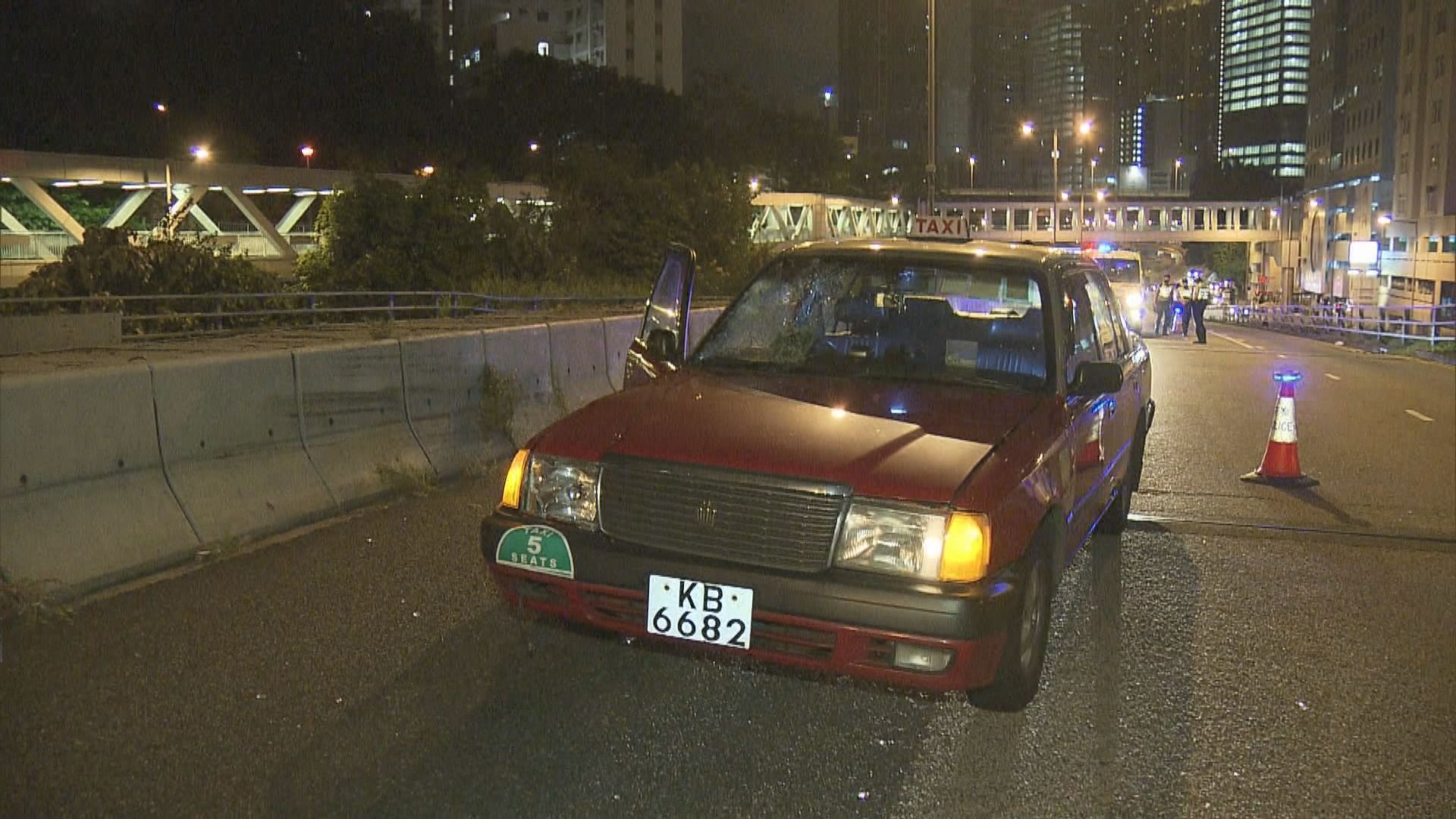 葵涌道的士撞傷兩名過路男子