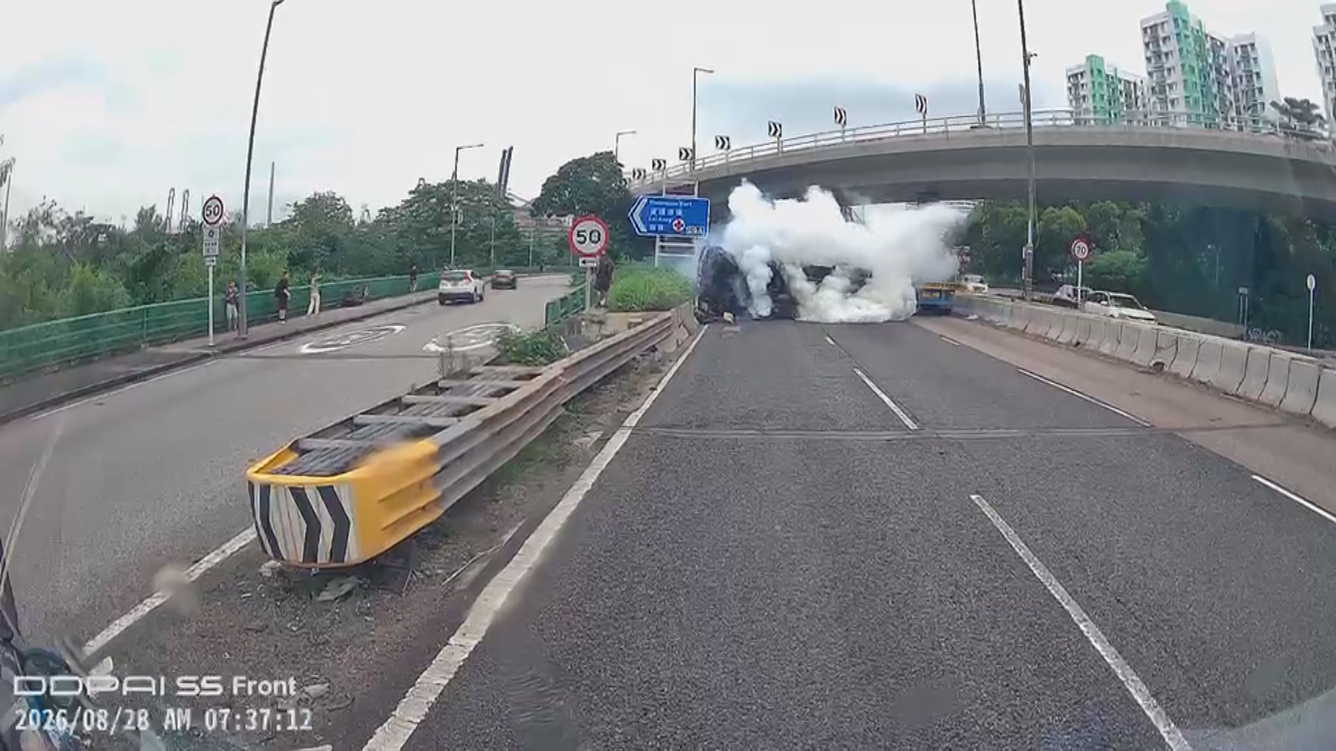葵涌道小巴失事撞壆翻側　司機受傷送院