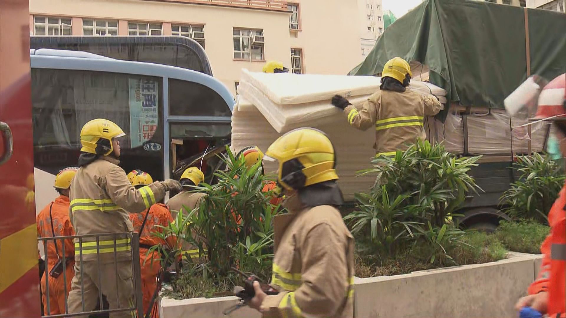 旺角旅遊巴與貨車相撞三人傷