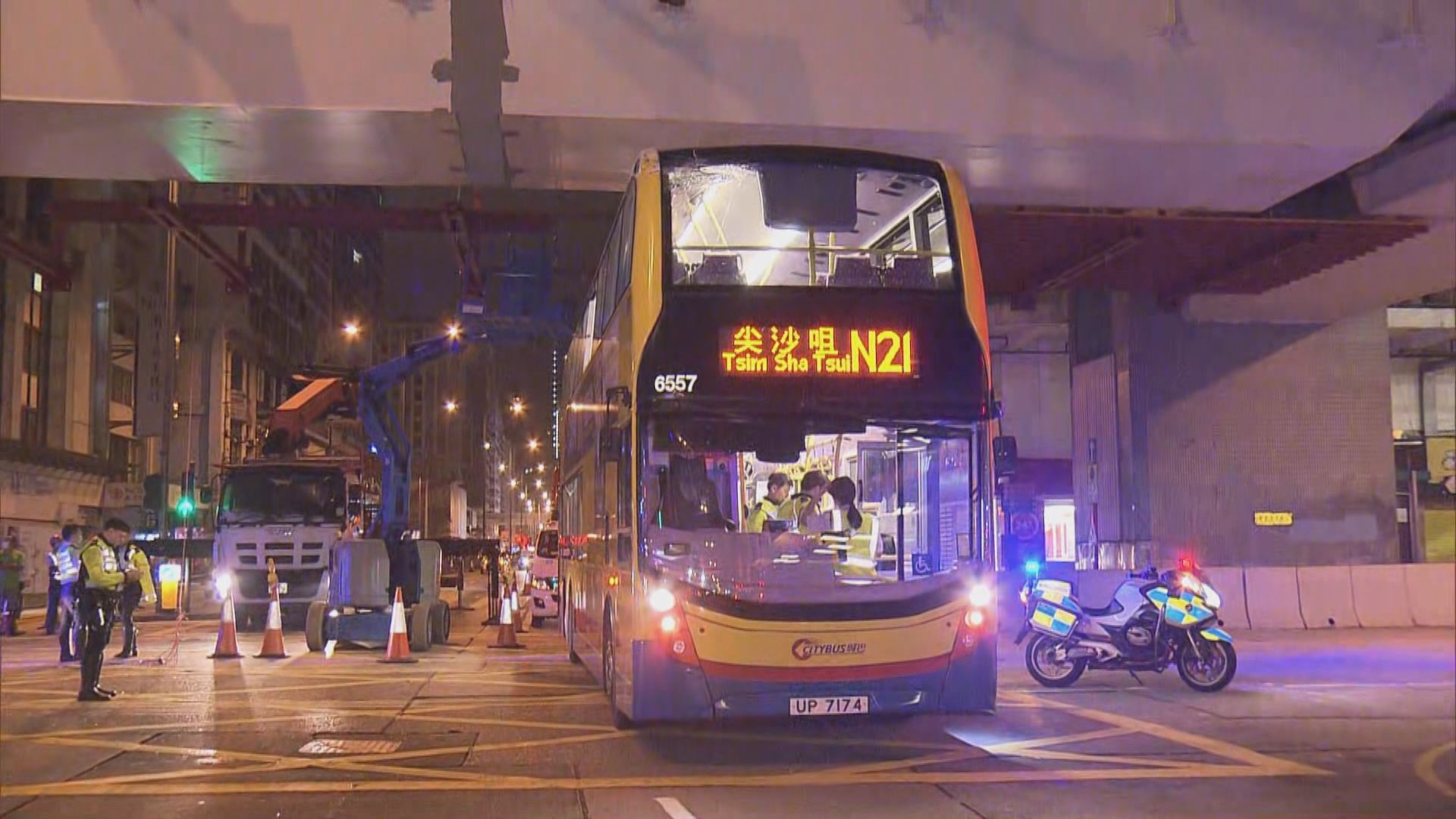 旺角雙層巴士撞工作平台　兩工人輕傷