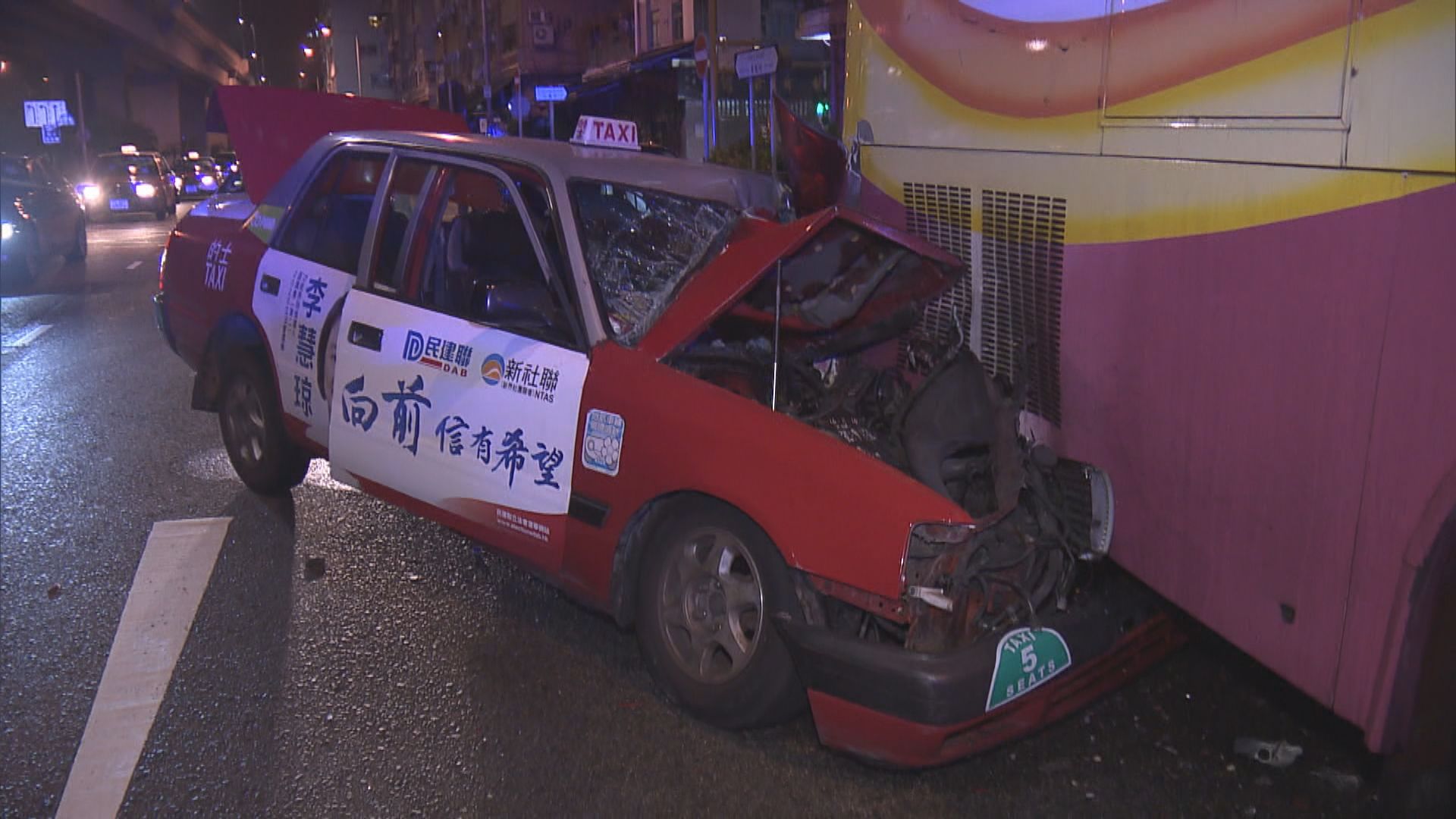 旺角的士失控撼旅遊巴釀一傷