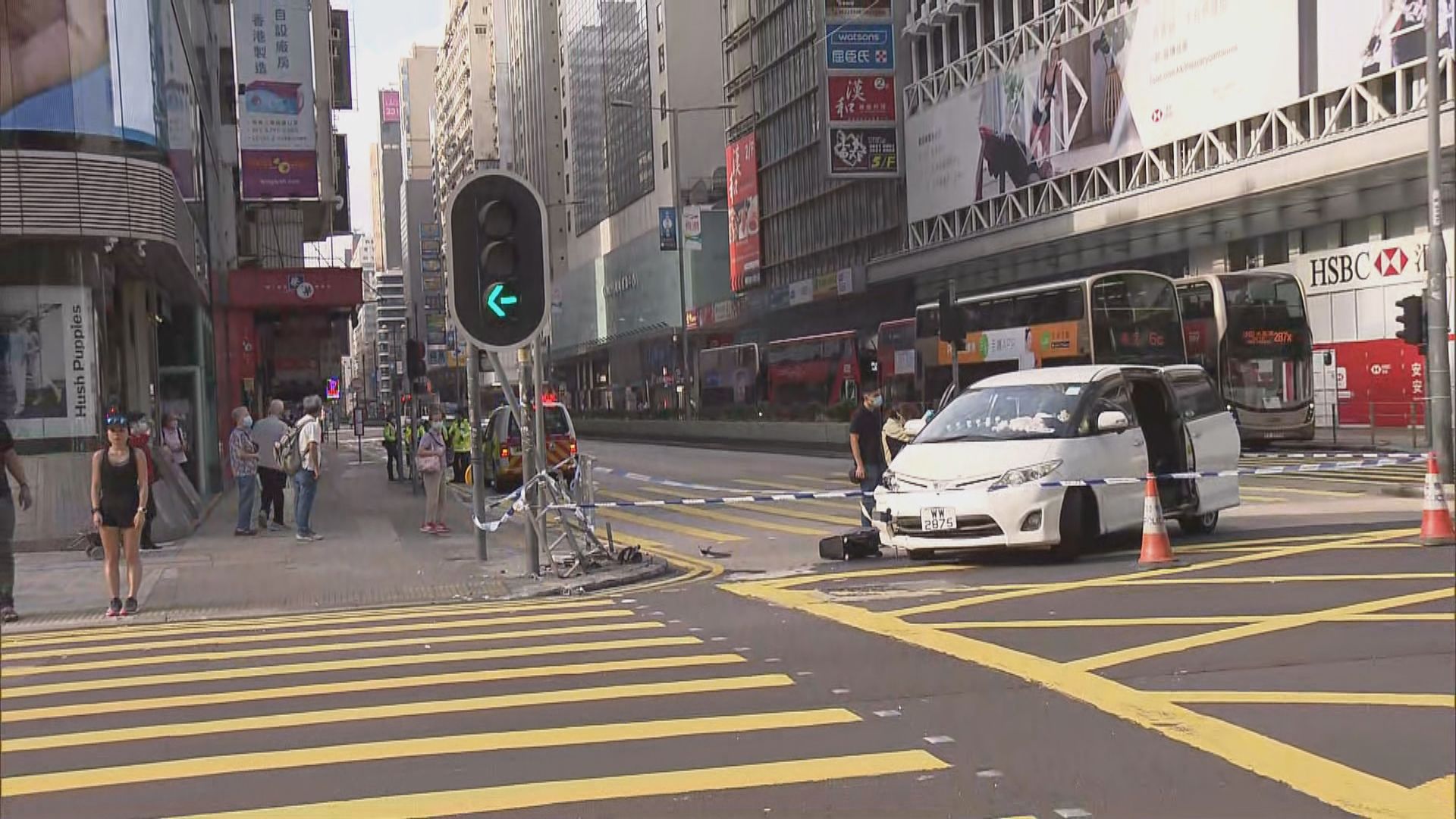 私家車失事撞欄　女子自稱司機被揭頂包被捕