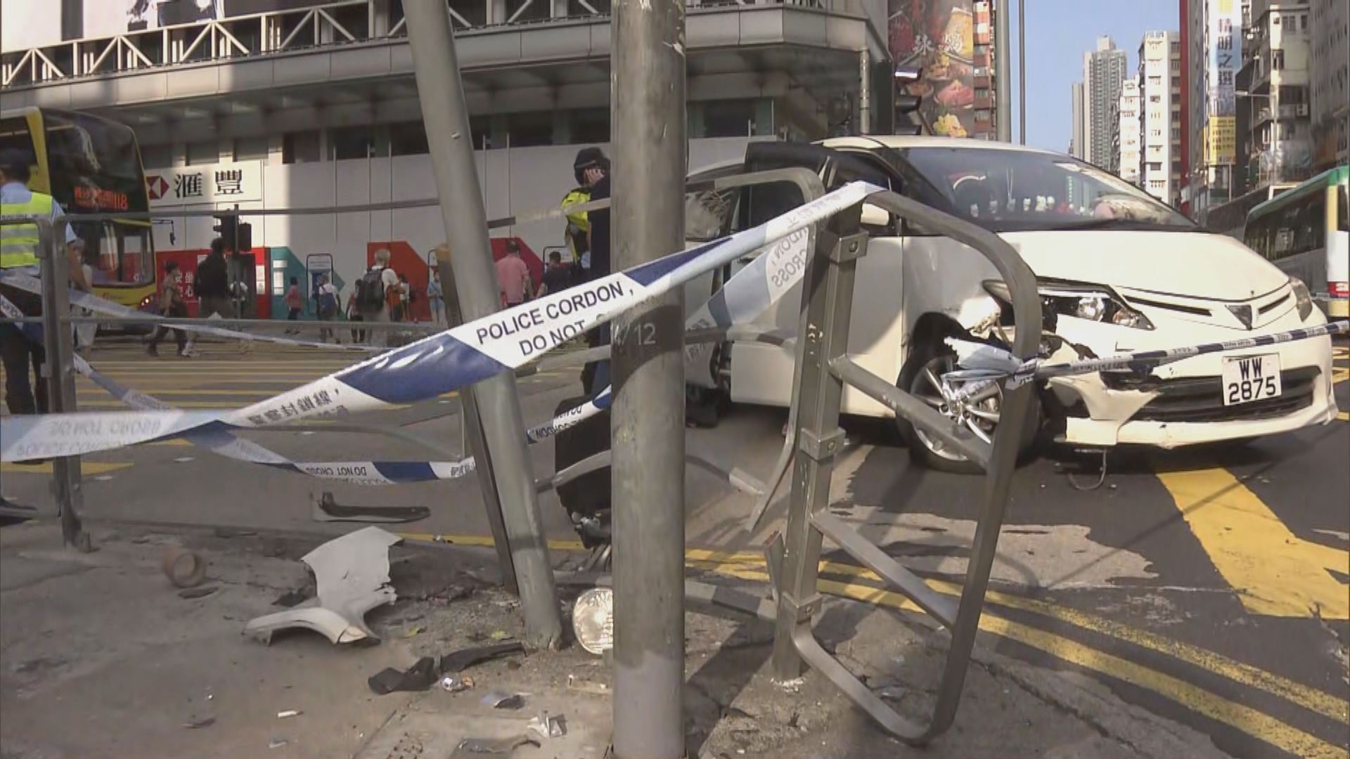 私家車旺角失事撞欄　女子疑為夫「頂包」兩人同被捕