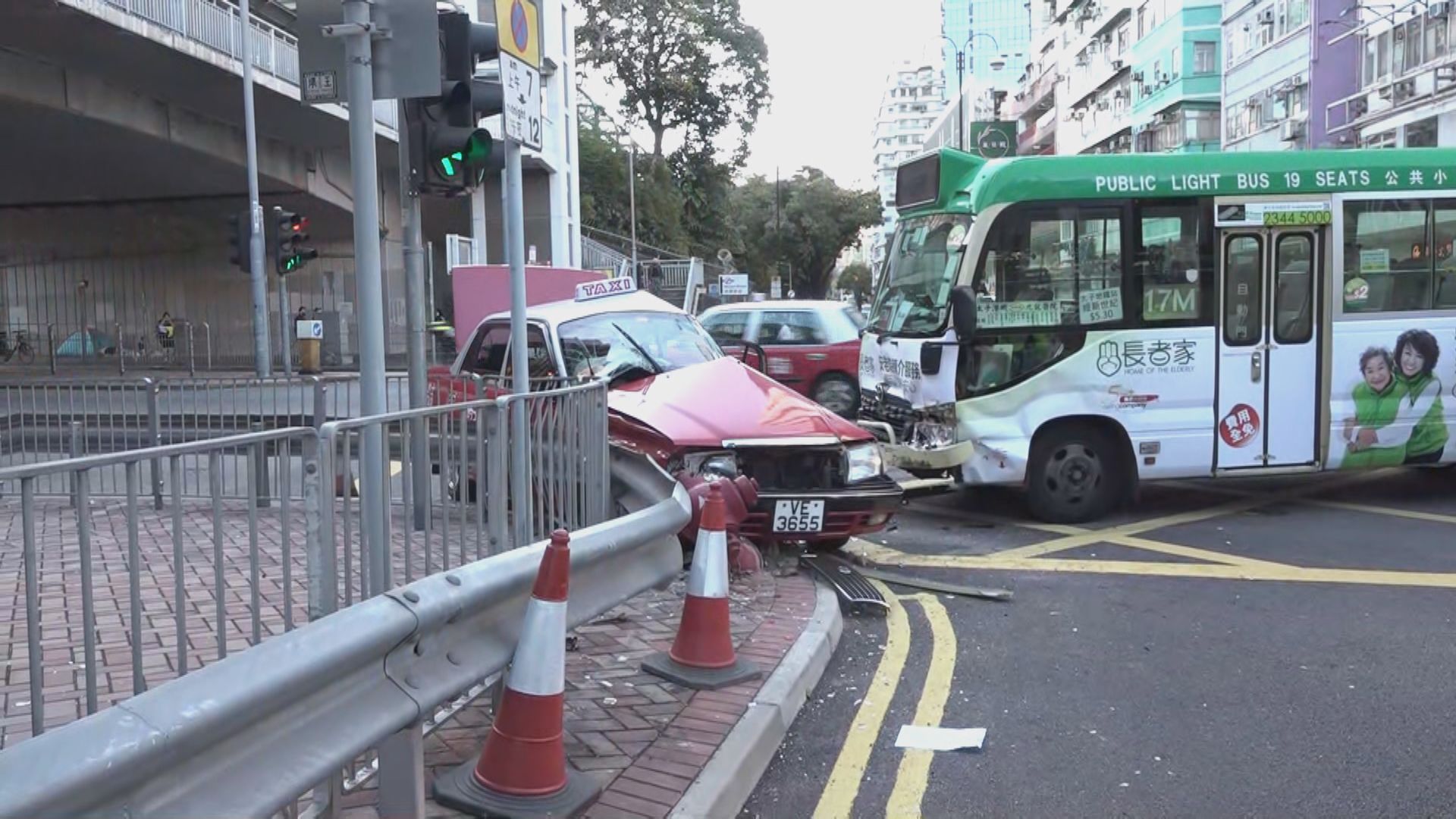 旺角小巴與的士相撞七人受傷