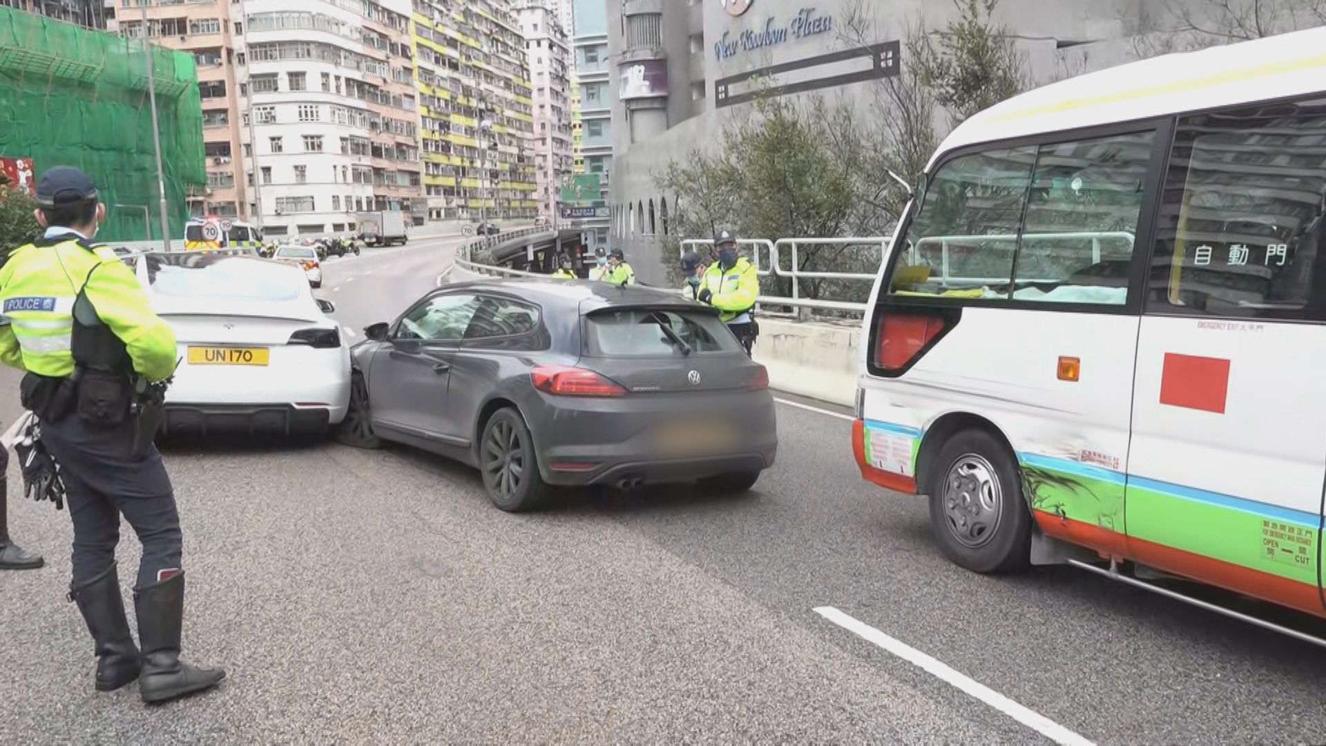 旺角有私家車避警方追截與四車相撞　司機棄車逃去