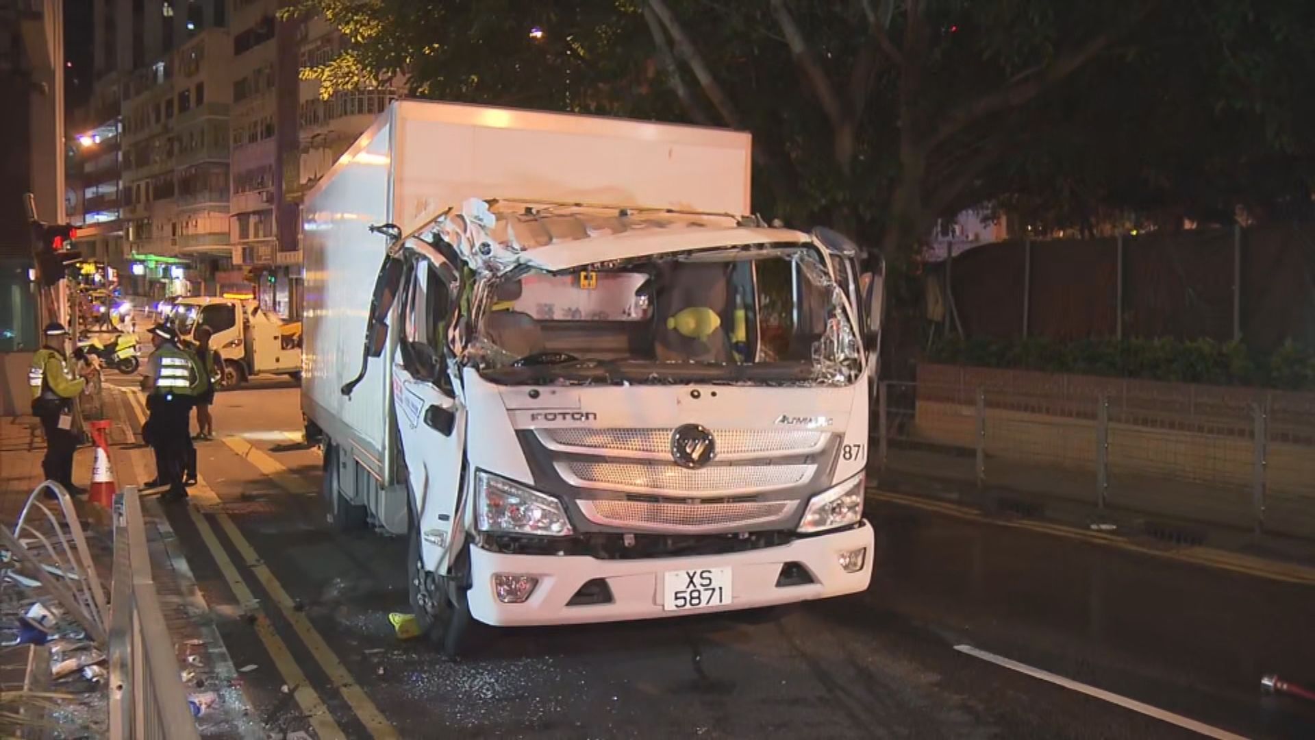 旺角貨車失事撞欄 司機乘客一度被困